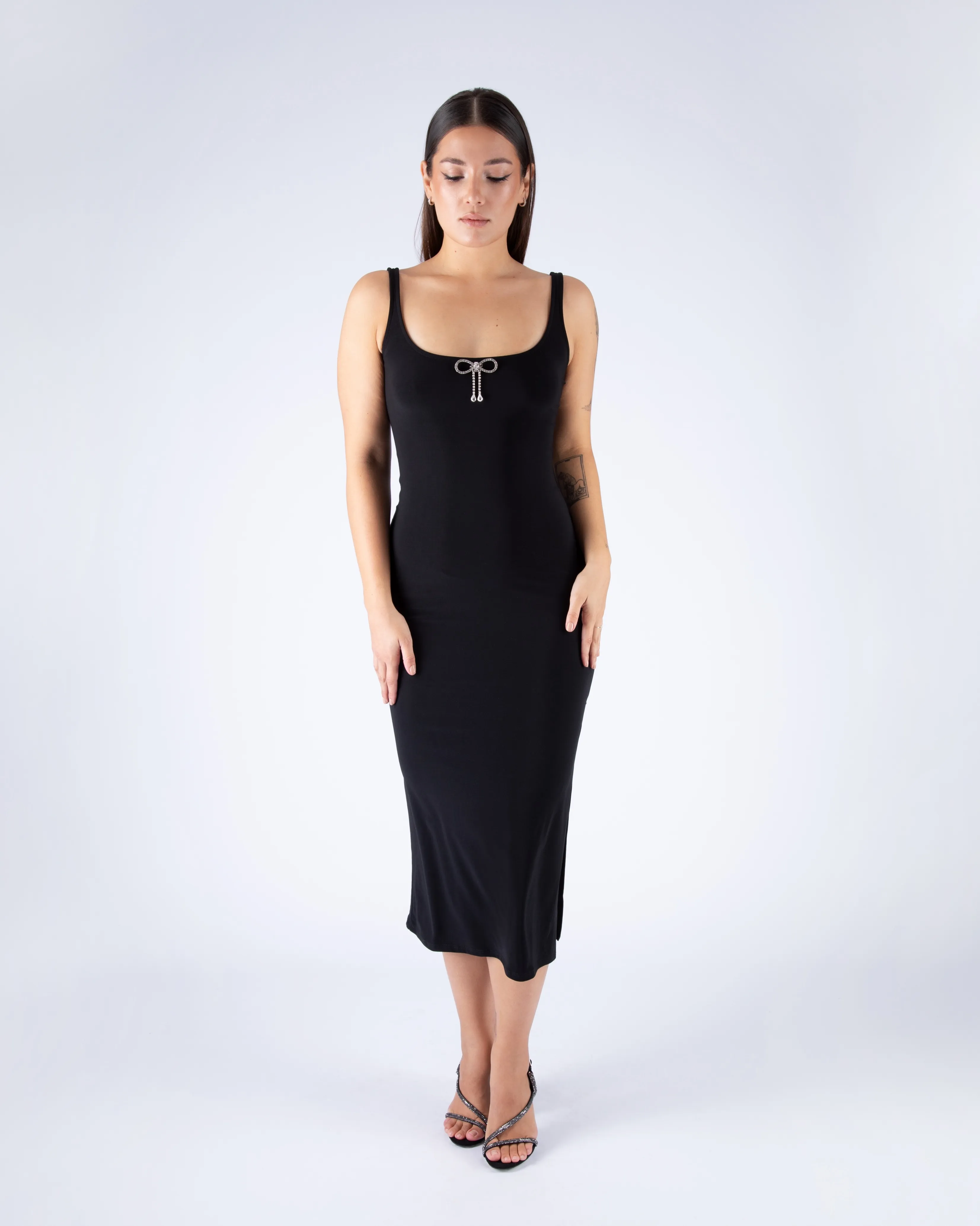 VESTIDO LARGO NEGRO CON DETALLE MOÑA TALLE XS