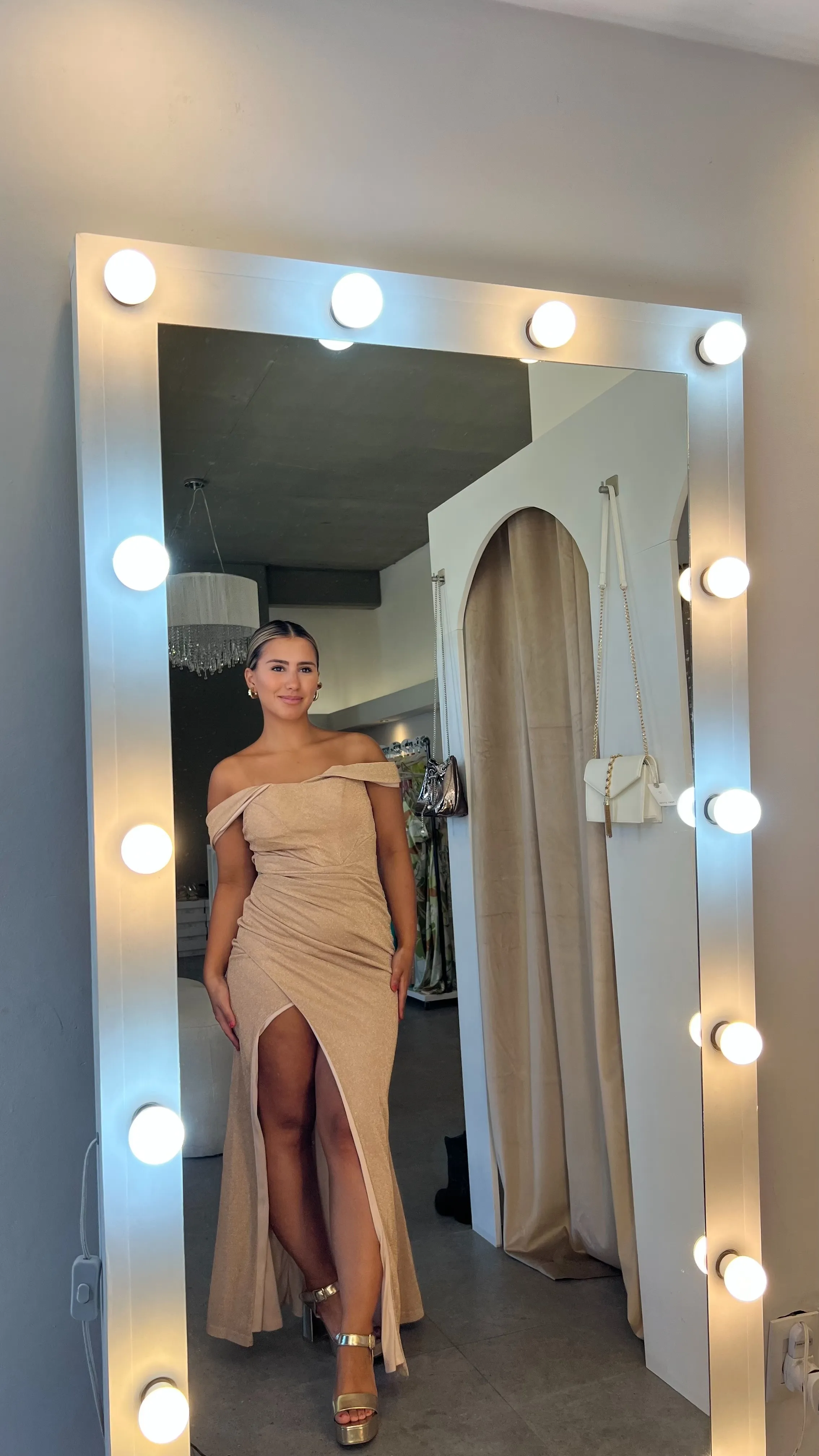 VESTIDO LARGO DORADO HOMBROS CAIDOS