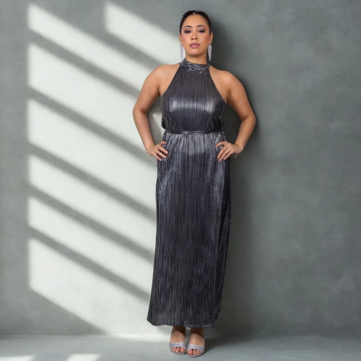 VESTIDO LARGO NEGRO METALIZADO PLISADO VERTICAL ESCOTE HALTER TALLE L