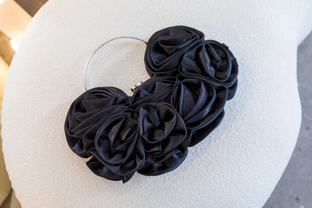 CLUTCH FLORES NEGRAS