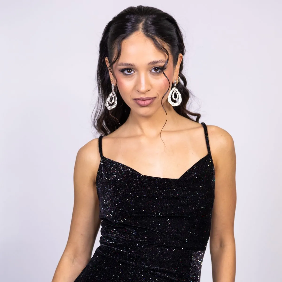 MAXI DE TERCIOPELO CON GLITTER NEGRO SLIM ESCOTE DRAPEADO TALLE M