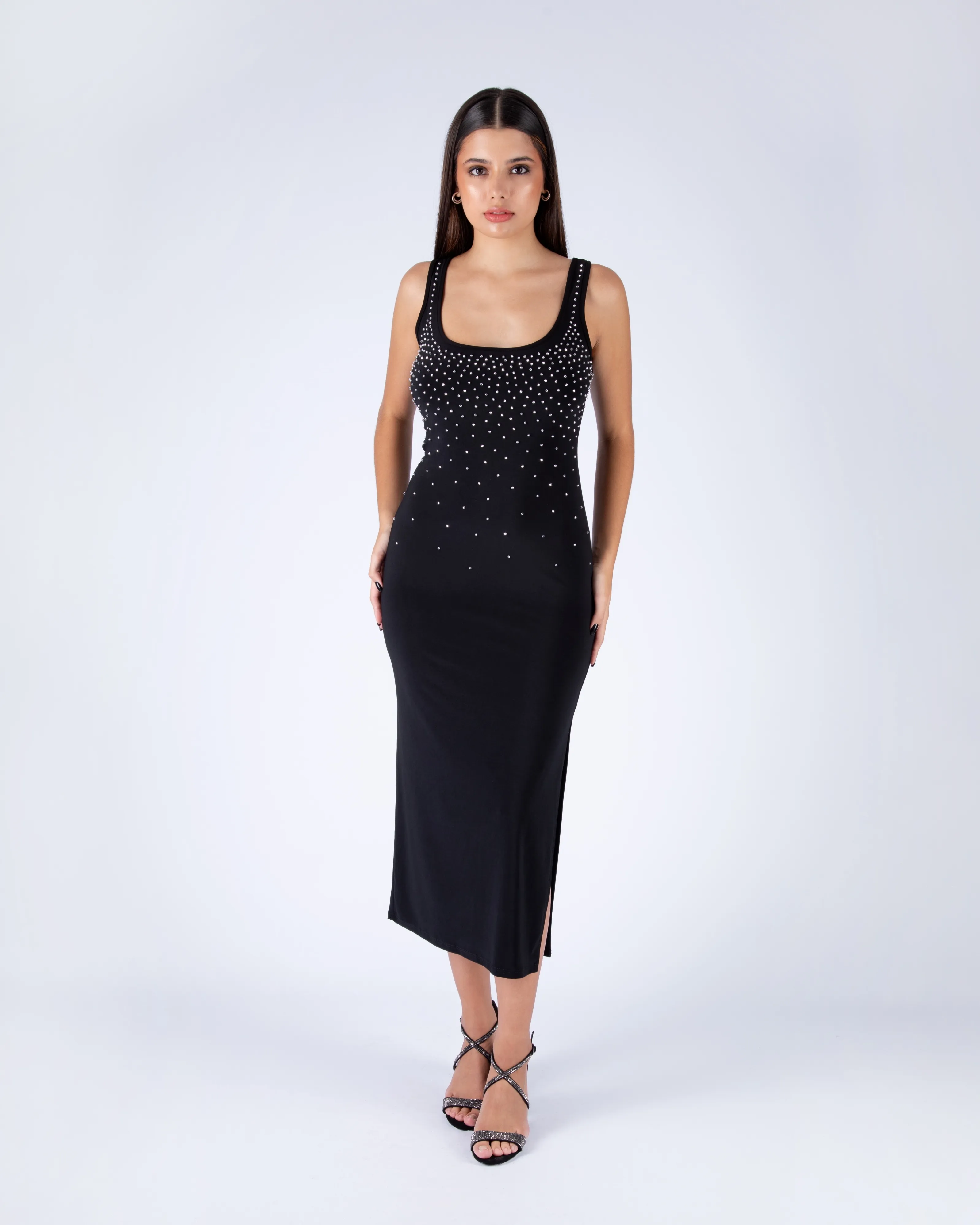 VESTIDO LARGO CON TAJO  NEGRO Y PIEDRAS AL CUERPO 