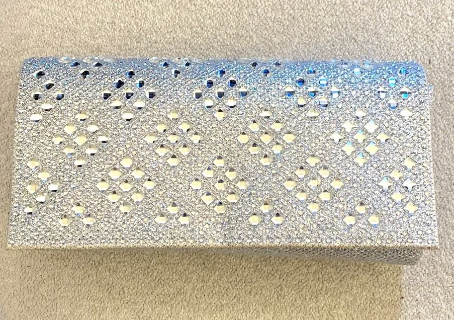 CLUTCH PLATEADO CON BRILLOS ROMBOS