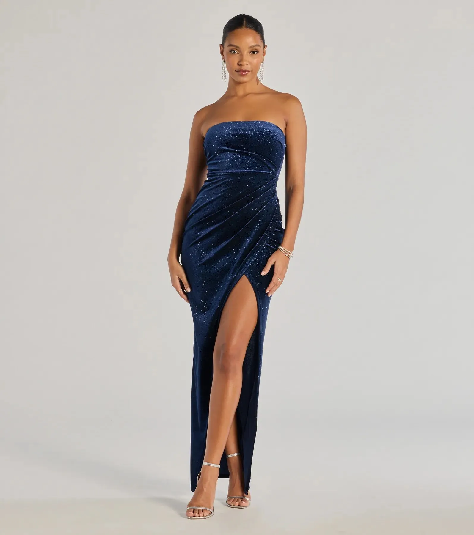 VESTIDO STRAPLESS AZUL VELVET LARGO CON TAJO