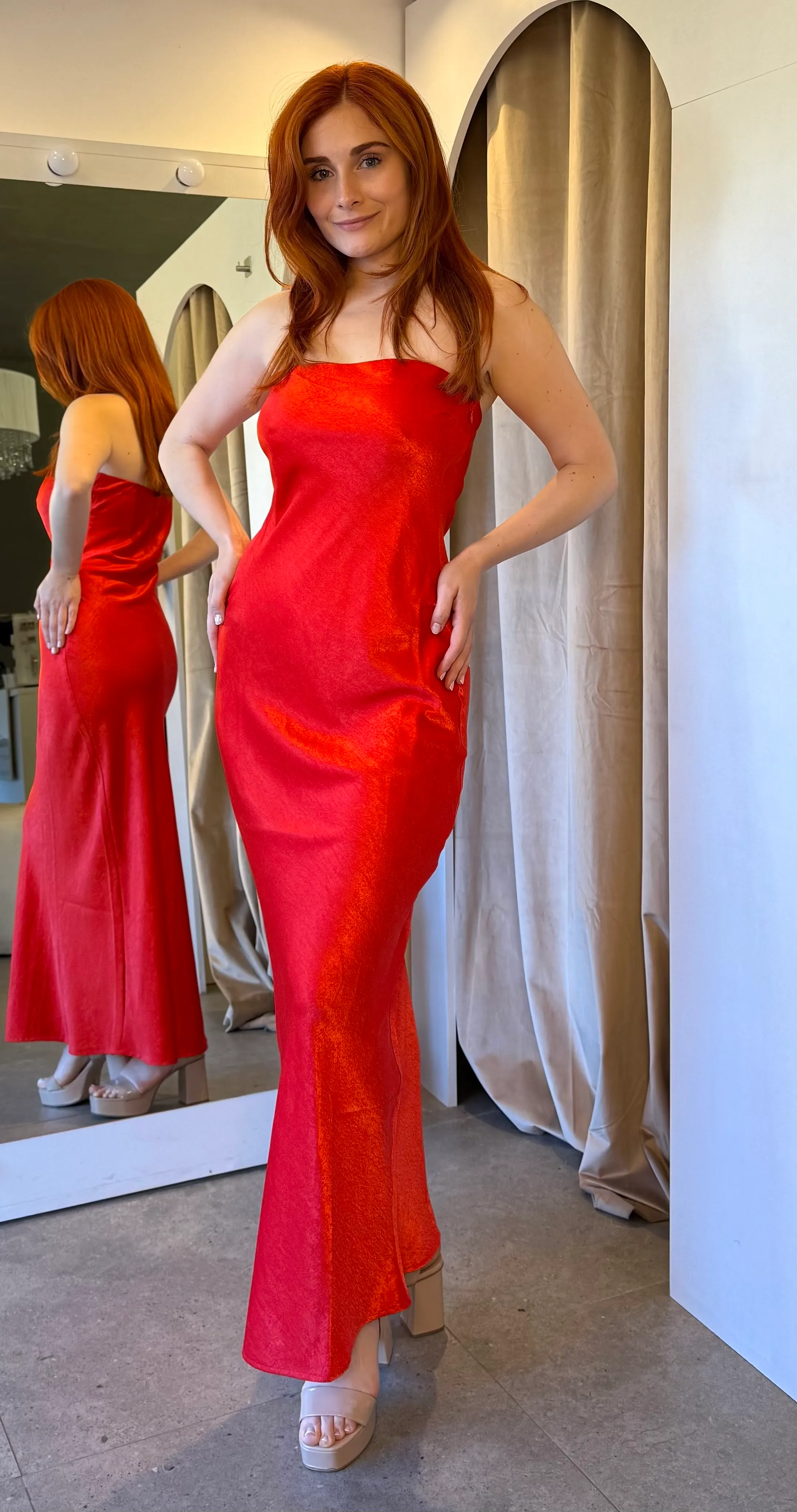 VESTIDO LARGO ROJO STRAPLESS TALLE M
