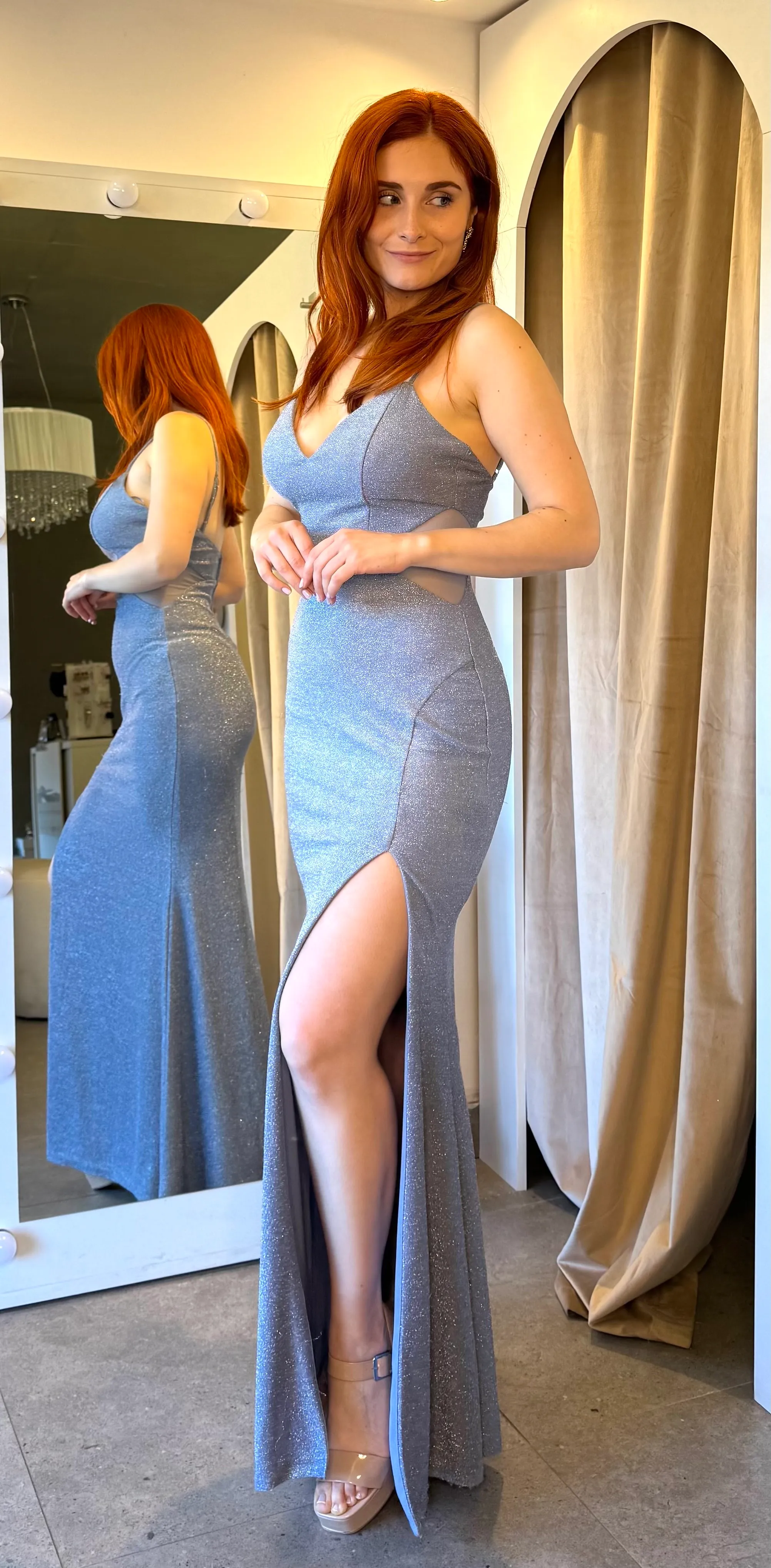 VESTIDO LARGO CON TAJO AZUL CELESTE GRISACEO TALLE M