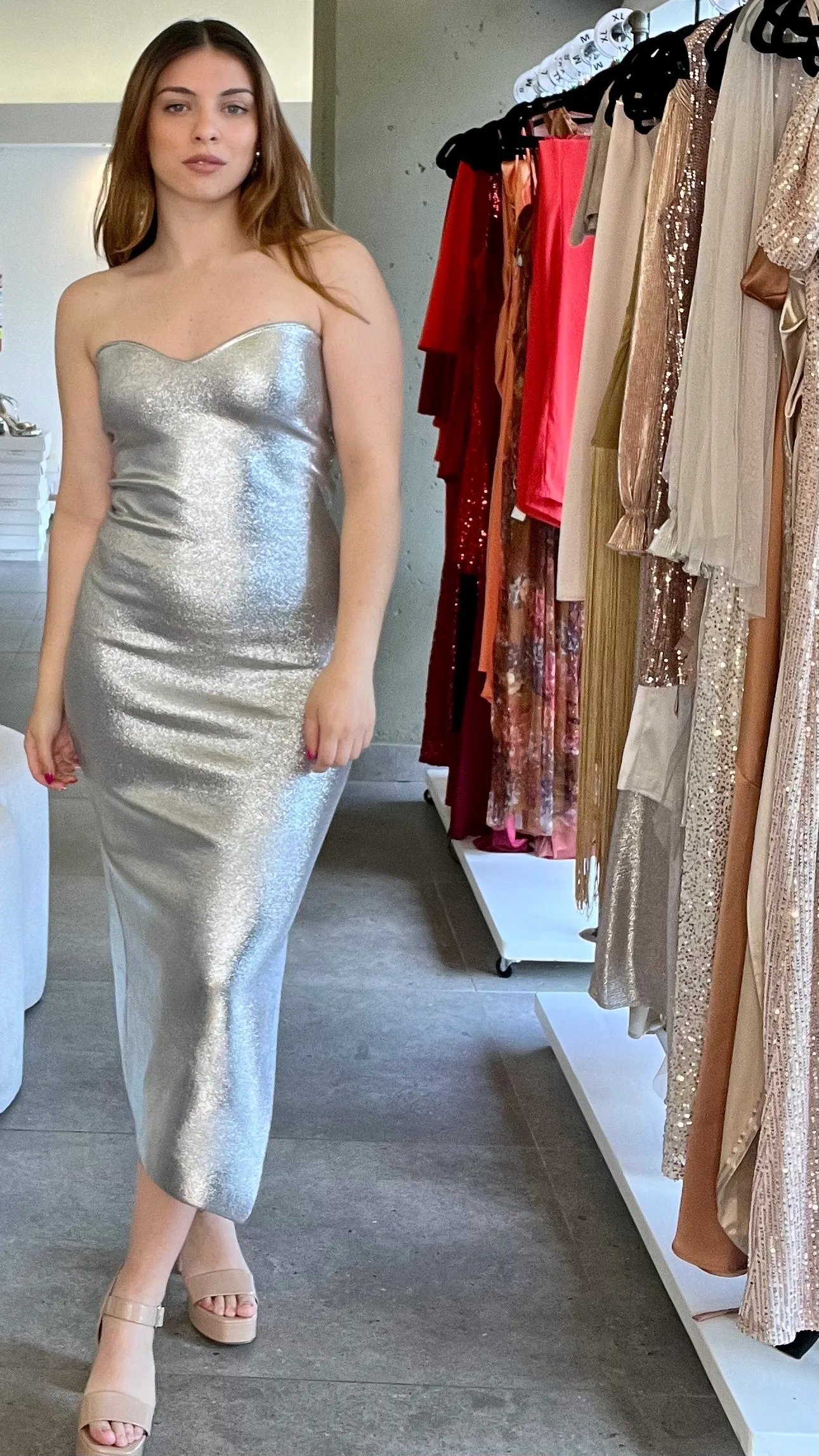 VESTIDO STRAPLESS PLATEADO METALICO 