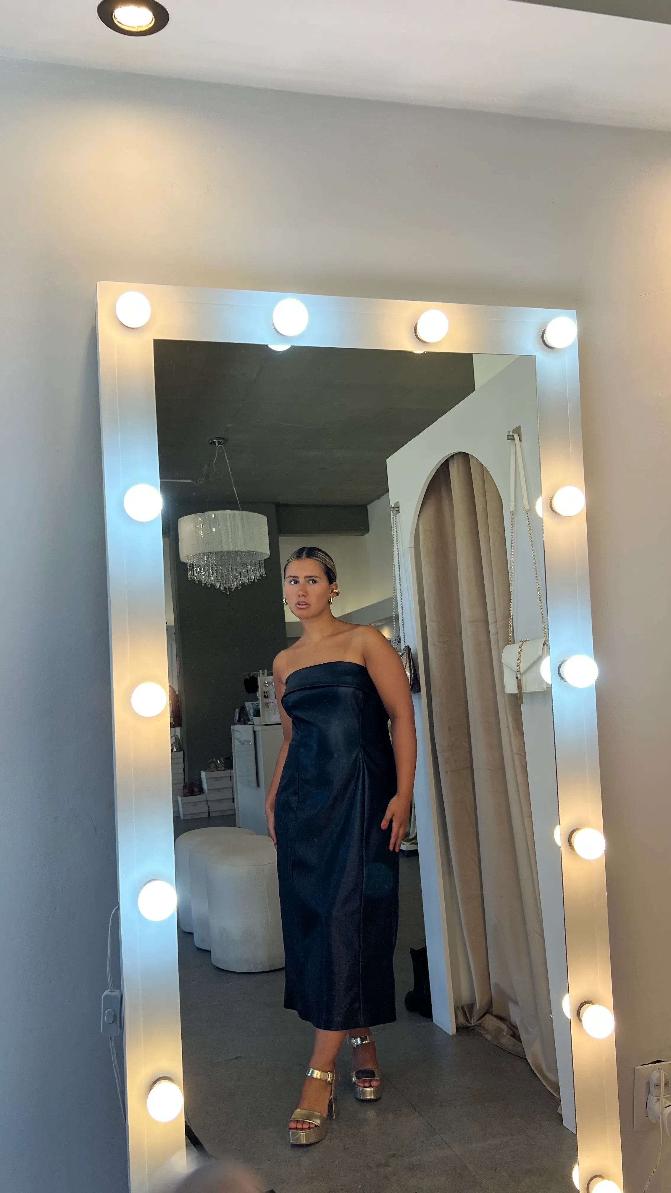 VESTIDO MIDI NEGRO STRAPLESS CUERINA