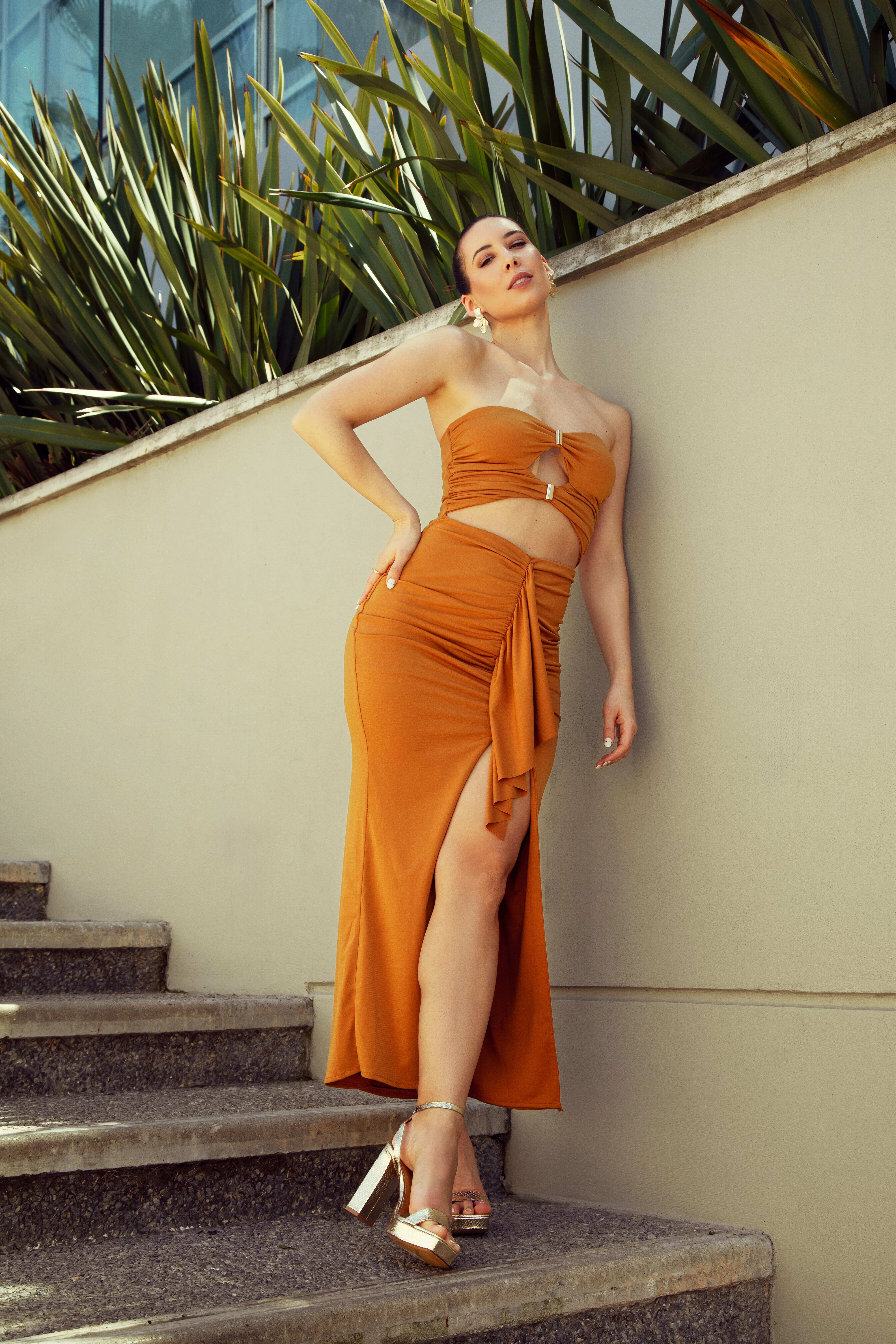 VESTIDO MARRON CUT OUT CON HEBILLAS DORADAS TALLE S