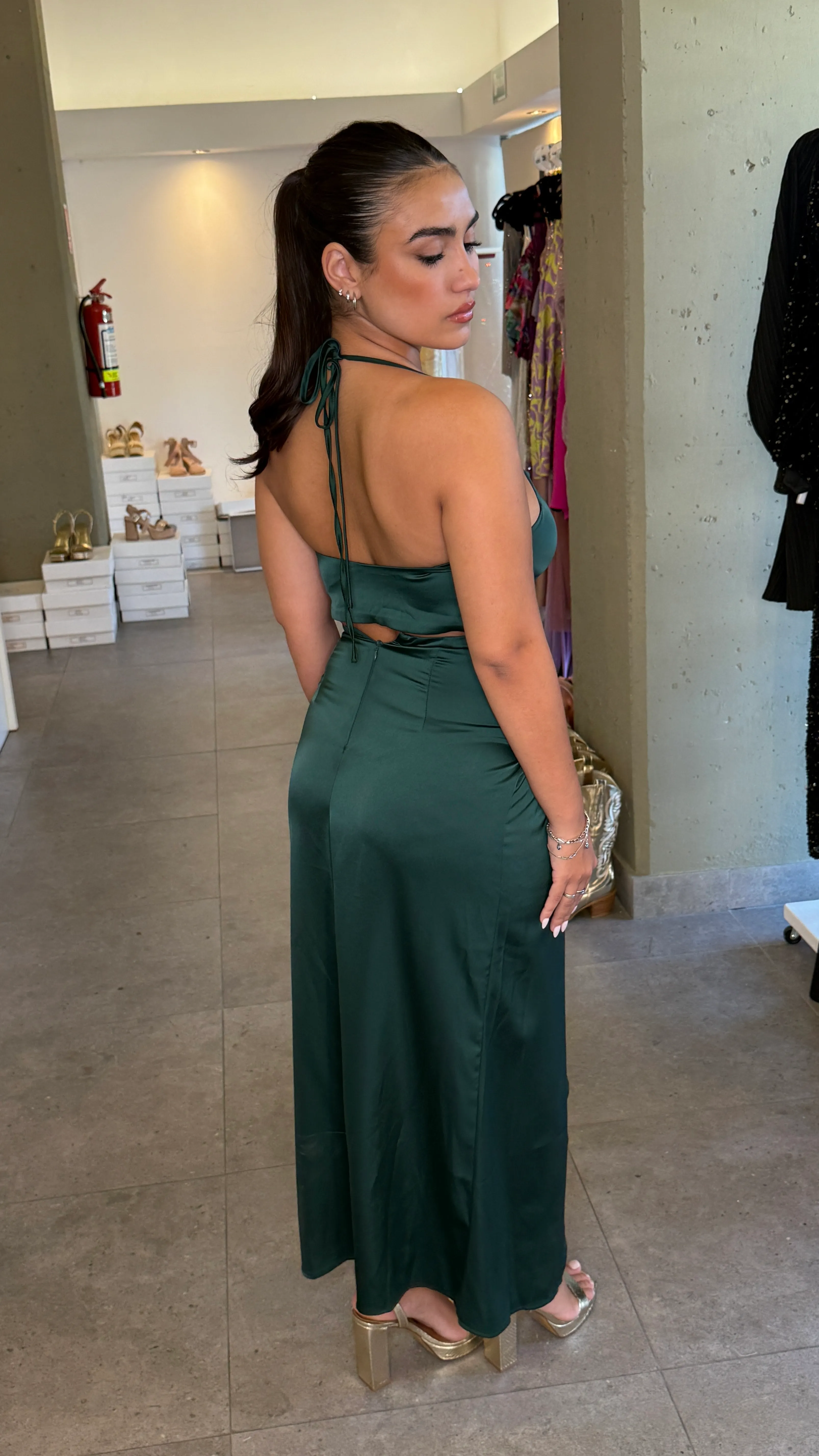 VESTIDO VERDE SEDA CON TAJO ESPALDA ABIERTA