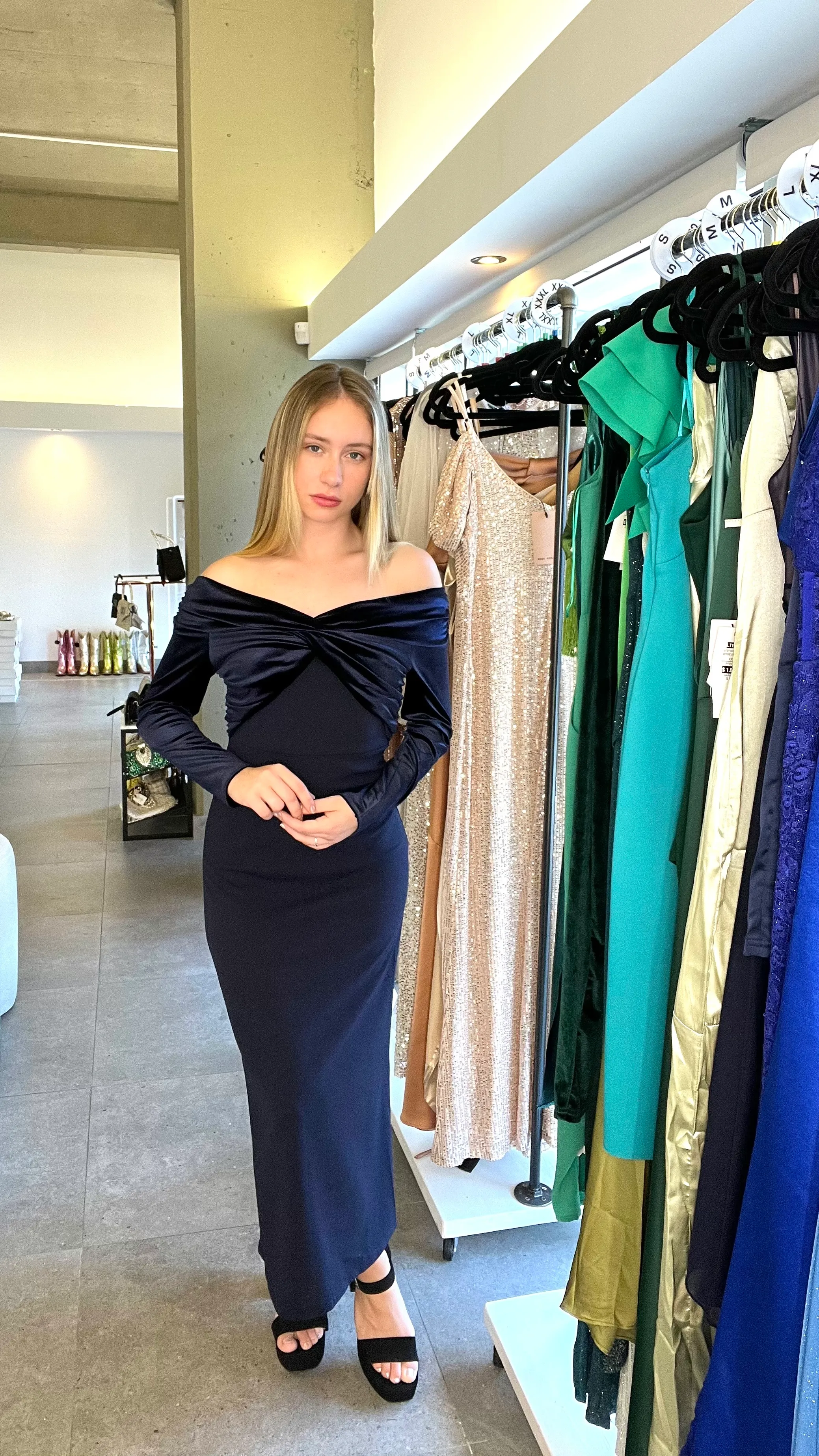 VESTIDO LARGO AZUL CON MANGAS DE TERCIOPELO TALLE S