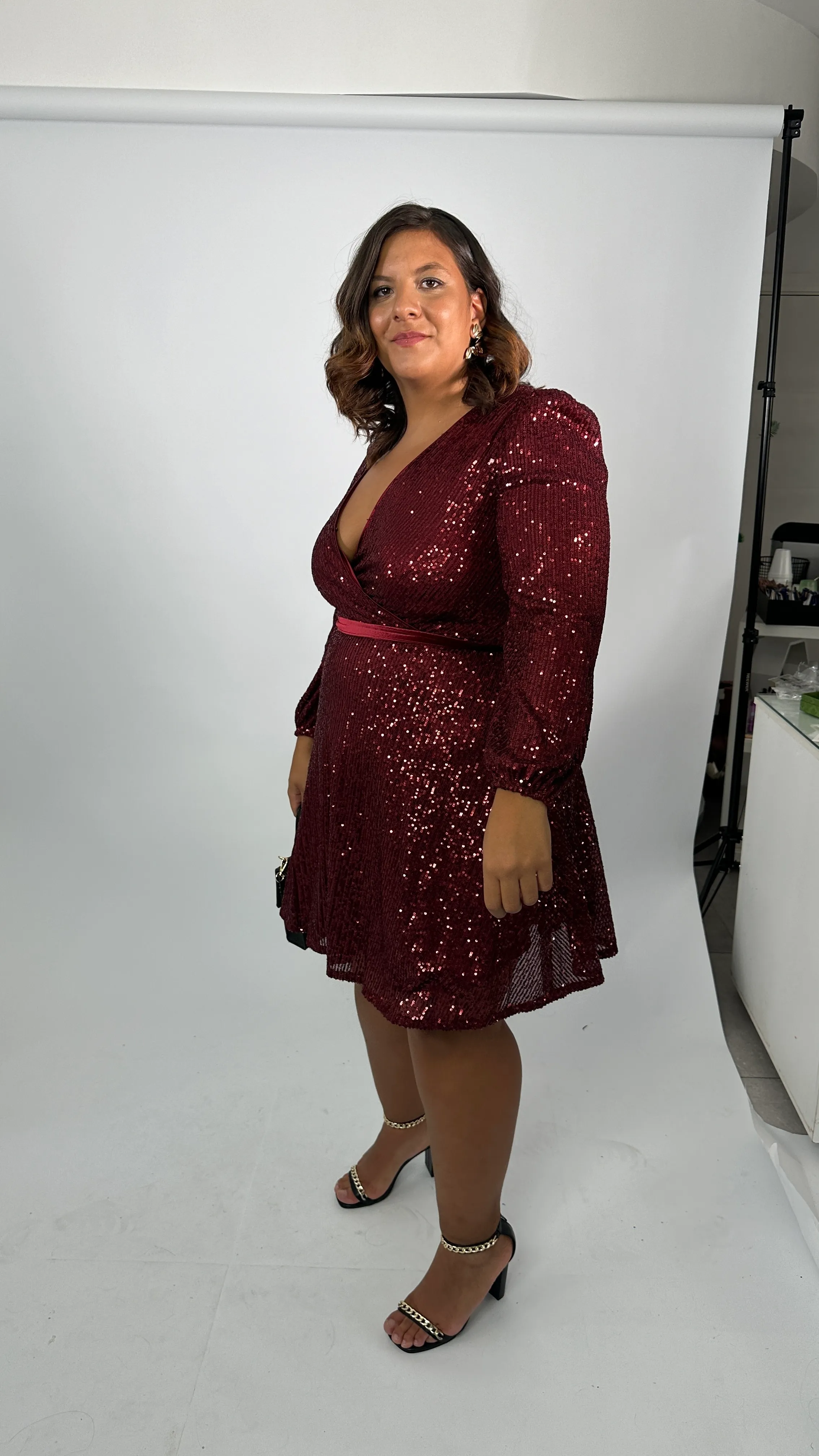 VESTIDO CORTO CON LENTEJUELAS Y LAZO ROJO TALLE XL