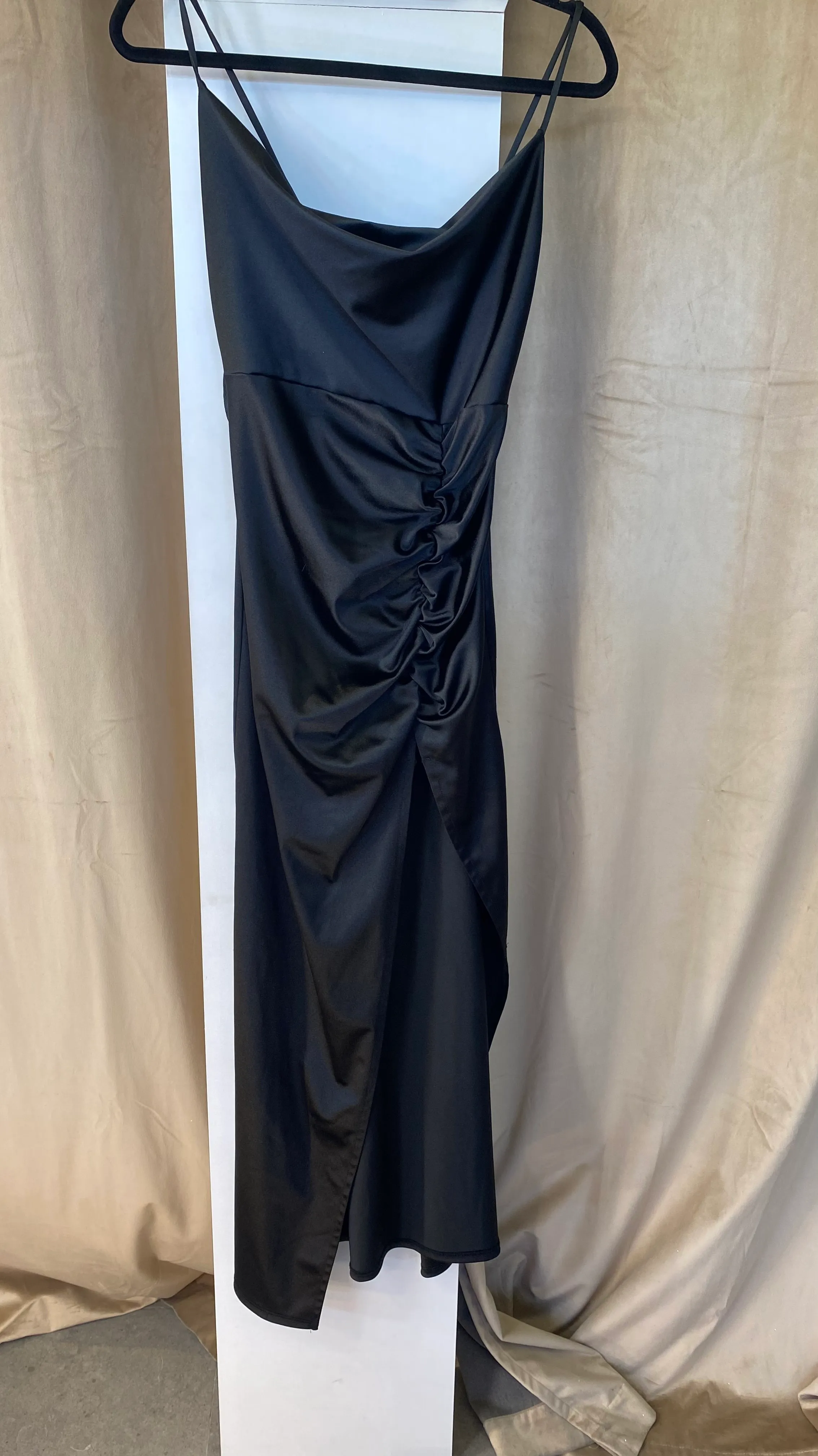 VESTIDO LARGO NEGRO CUELLO CASCADA CON TAJO SEDA FRUNCE 