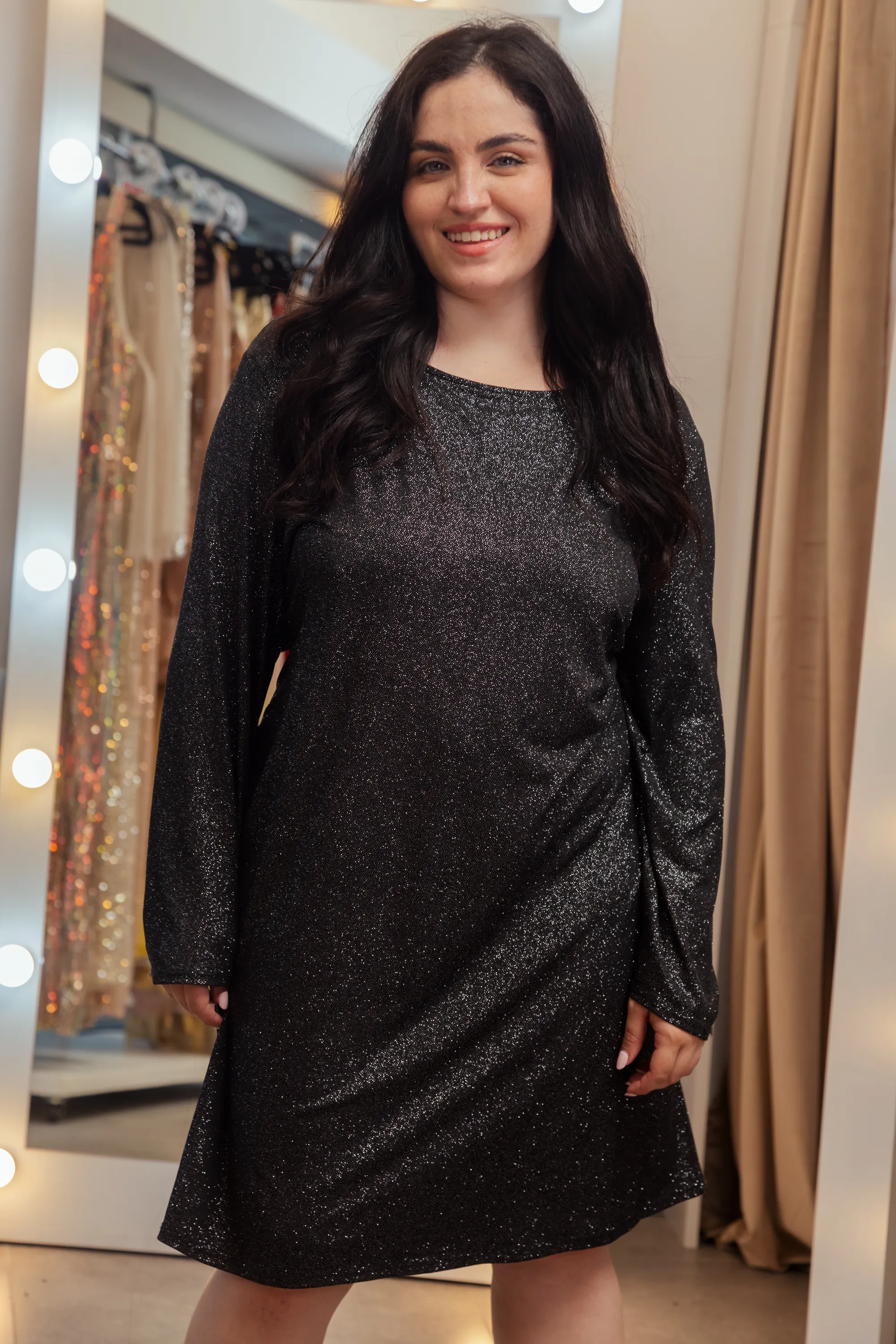 VESTIDO CORTO CON MANGAS Y BRILLO PLUS SIZE