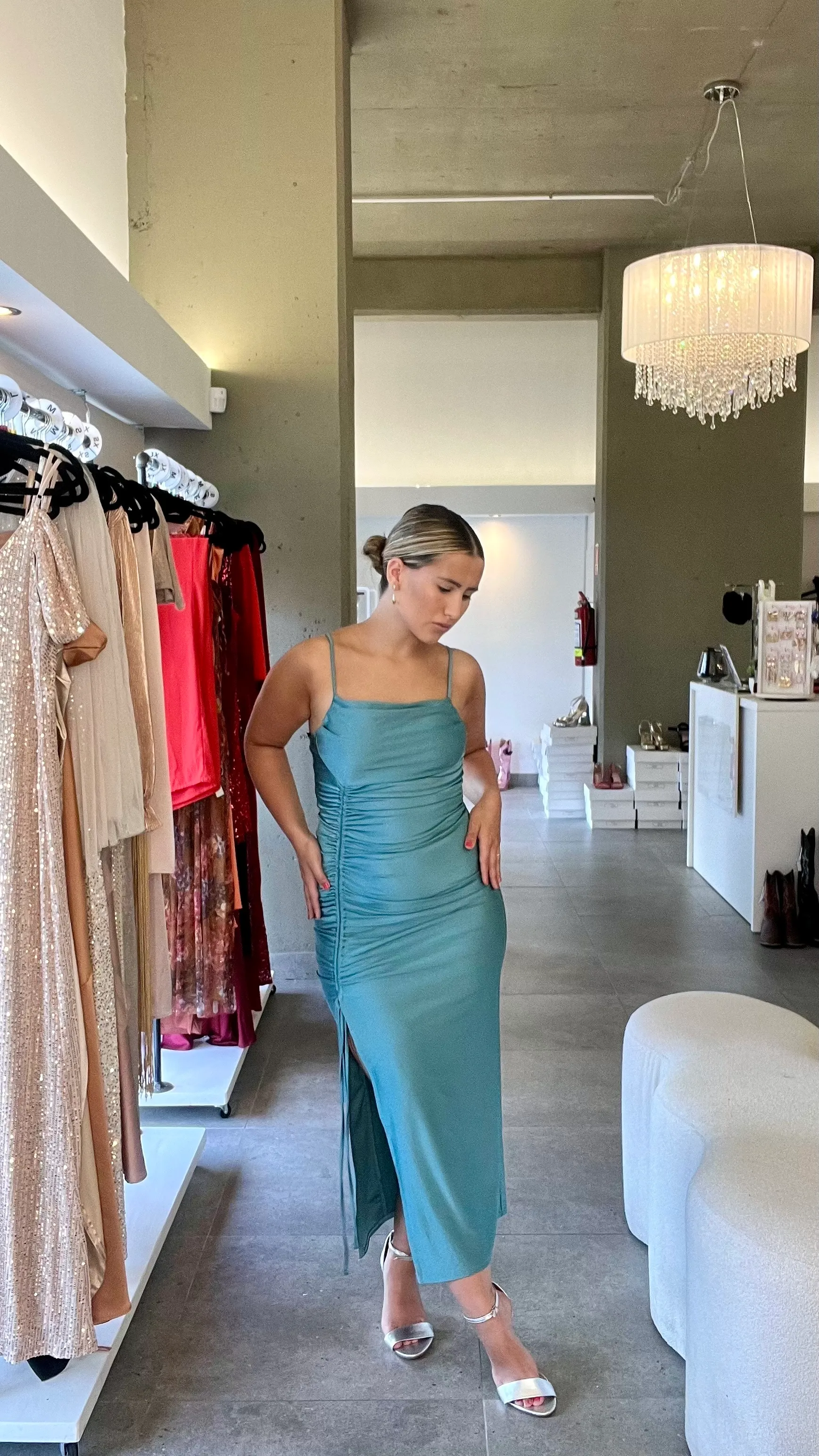 VESTIDO VERDE MIDI CON FRUNCE EN FALDA TALLE M