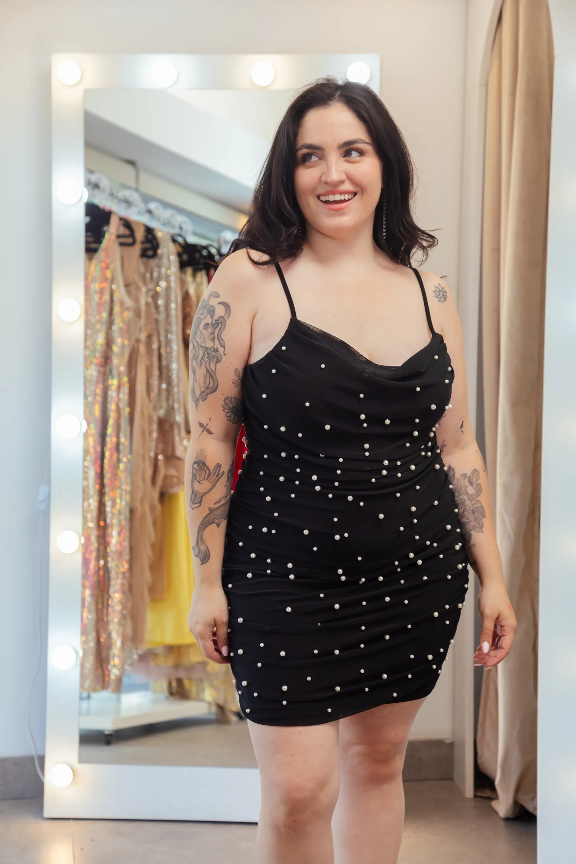 VESTIDO CORTO NEGRO CON PERLAS BLANCAS