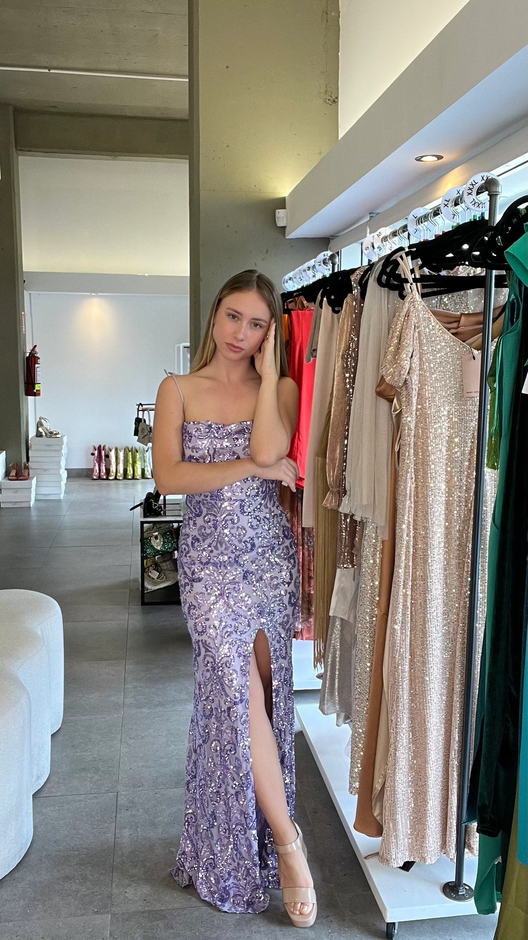 VESTIDO LILA CON LENTEJUELAS LARGO CON TAJO Y ESCOTE CASCADA