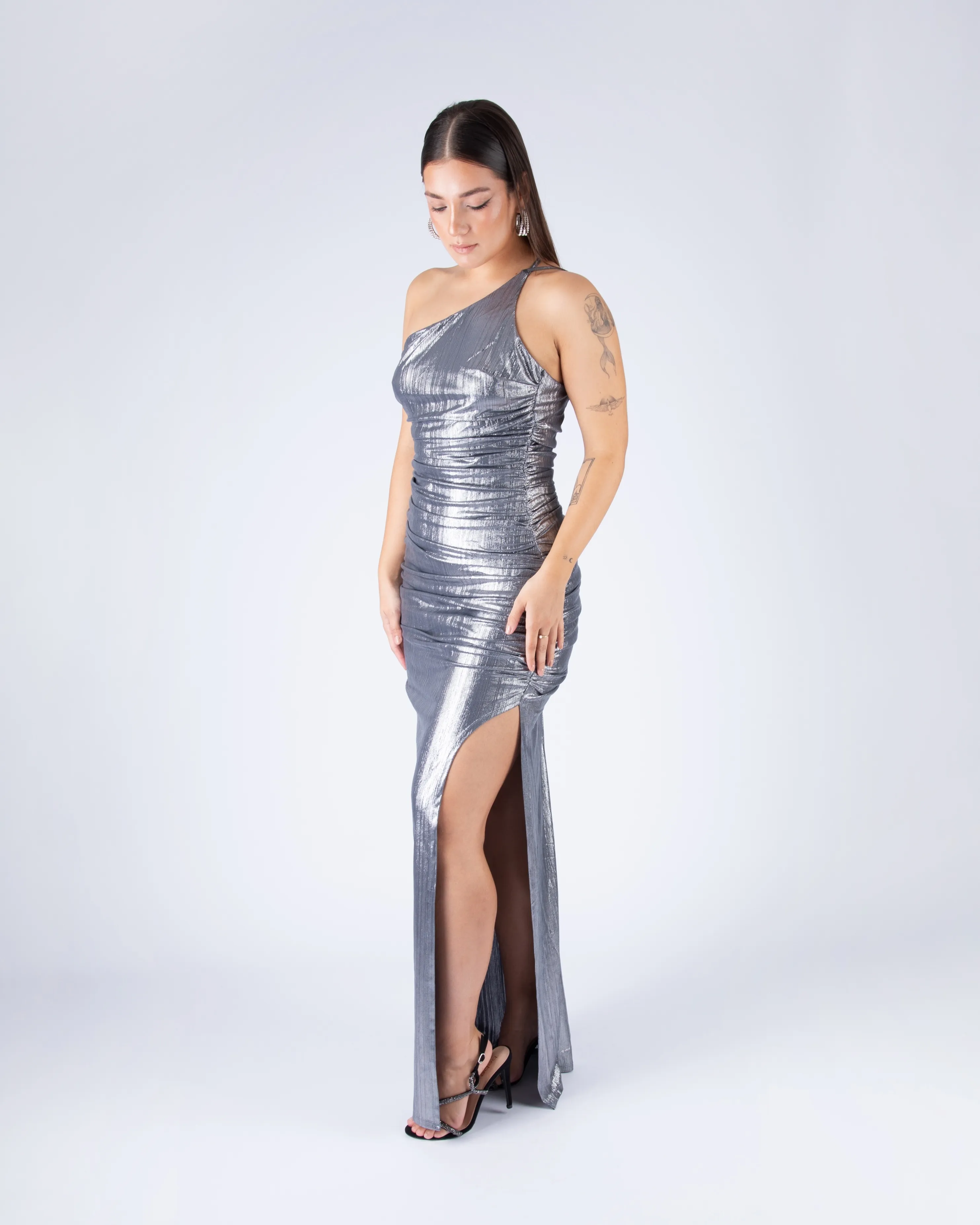 VESTIDO LARGO CON TAJO UN HOMBRO PLATEADO TALLE L 