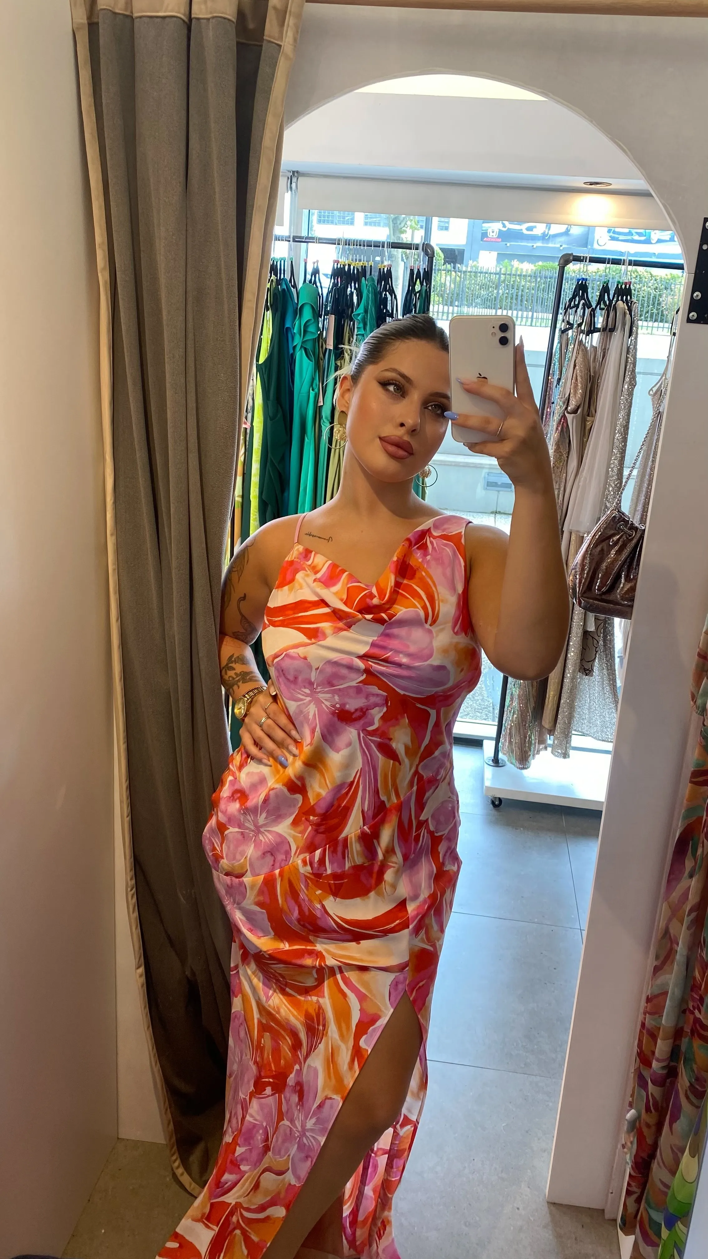 VESTIDO LARGO CON TAJO FLORES ROJAS NARANJA ROSA