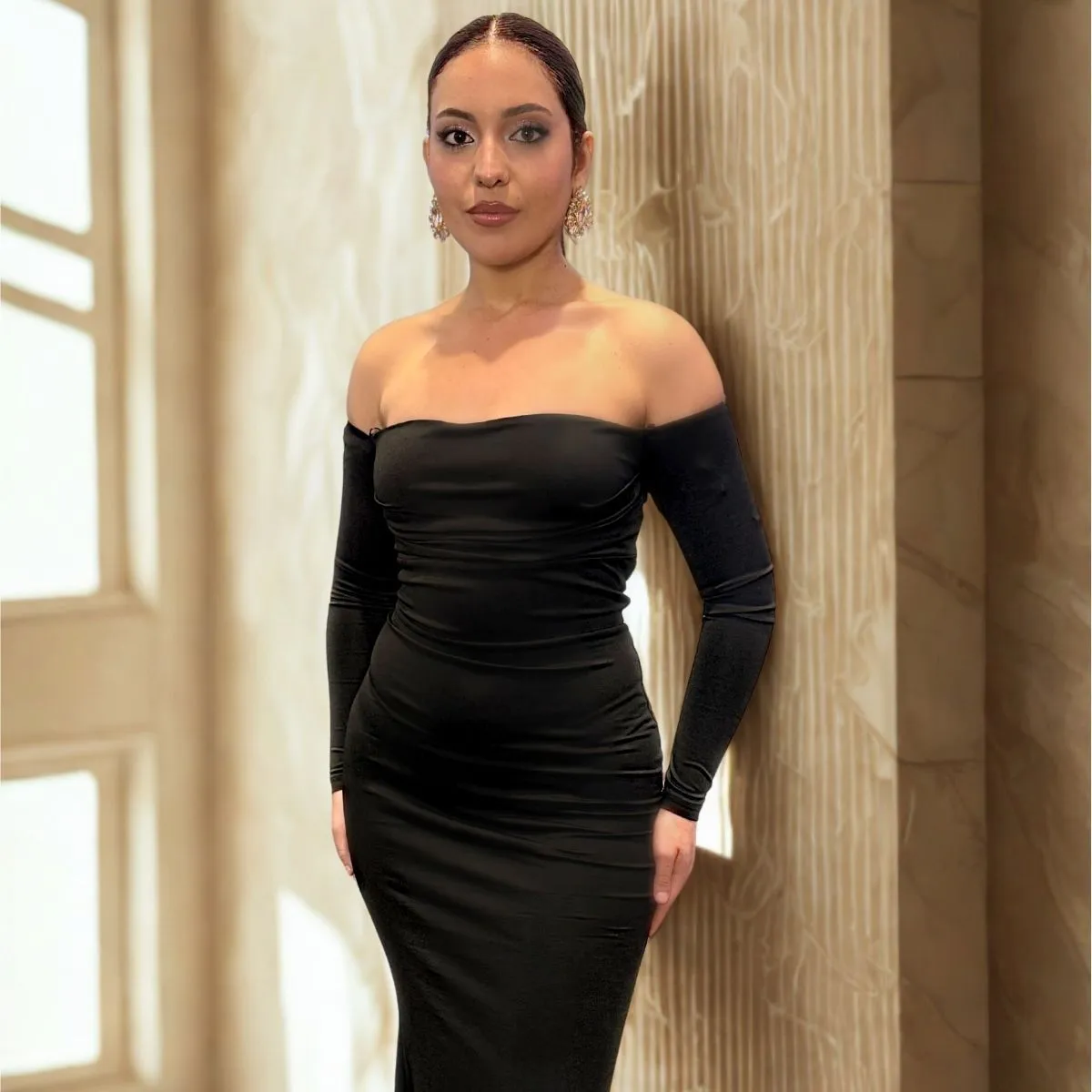 VESTIDO LARGO NEGRO STRAPLESS CON MANGAS LARGAS