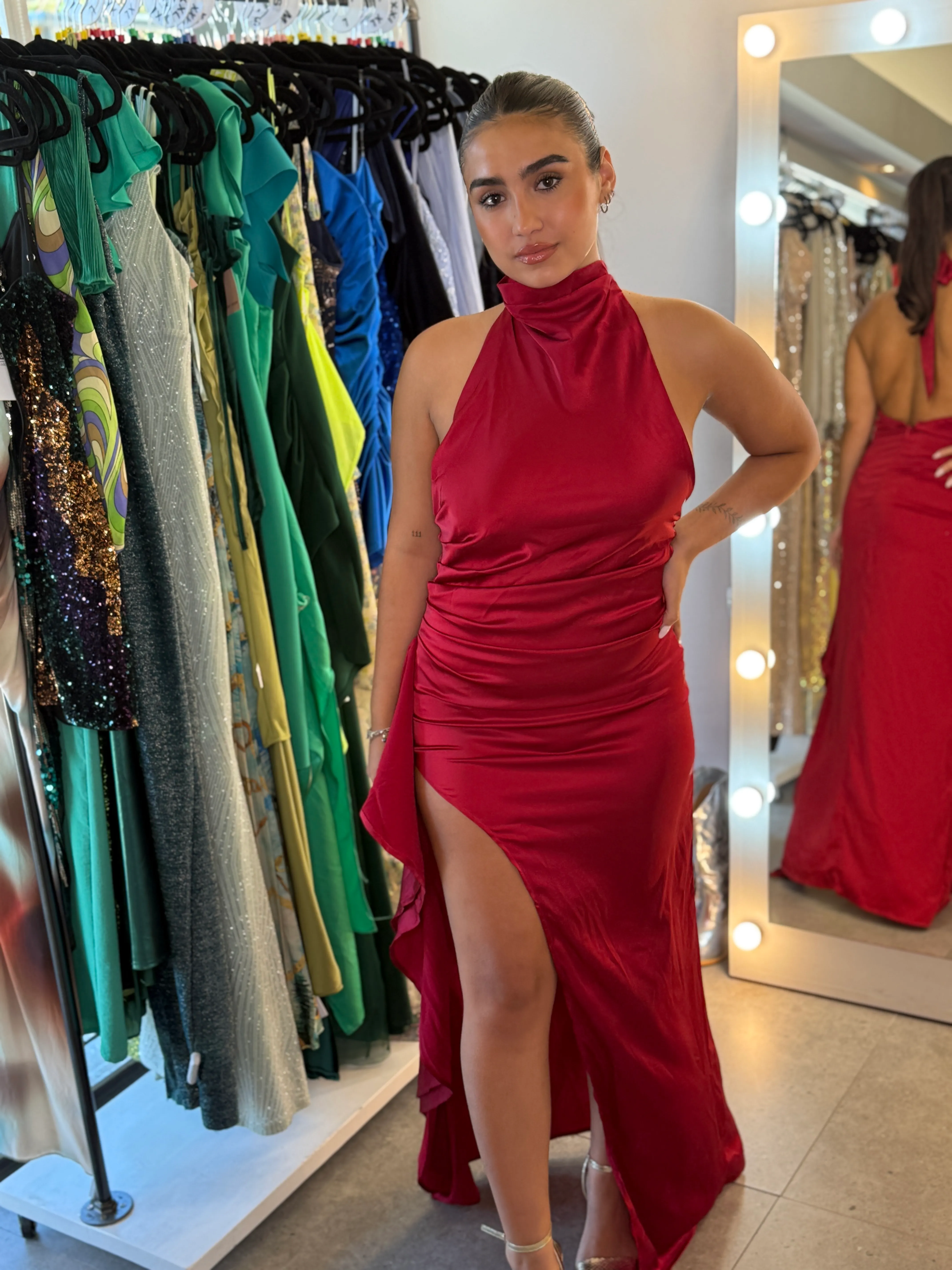 VESTIDO HALTER BORDEAUX CON VOLADO