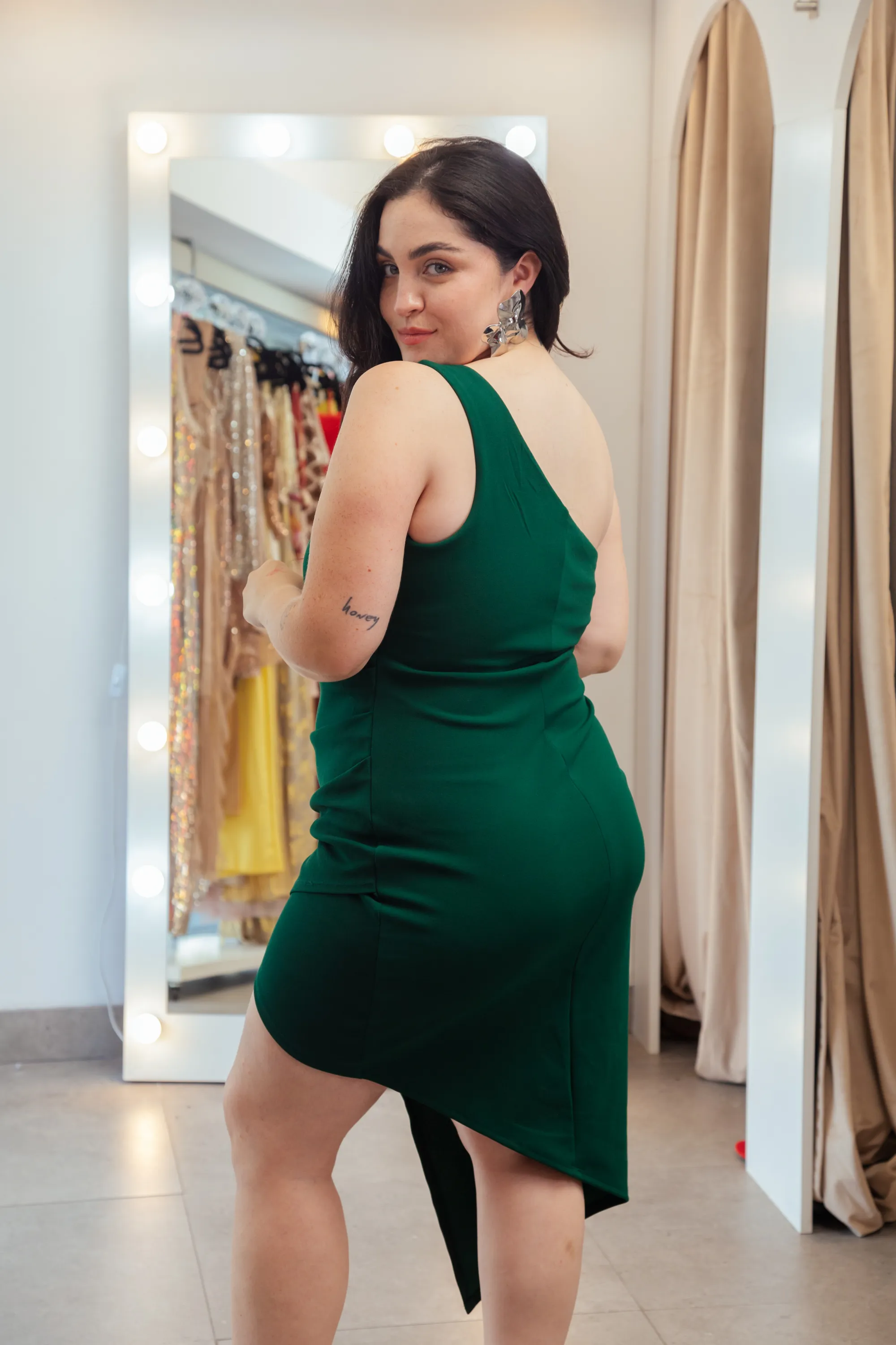 VESTIDO CORTO VERDE UN HOMBRO