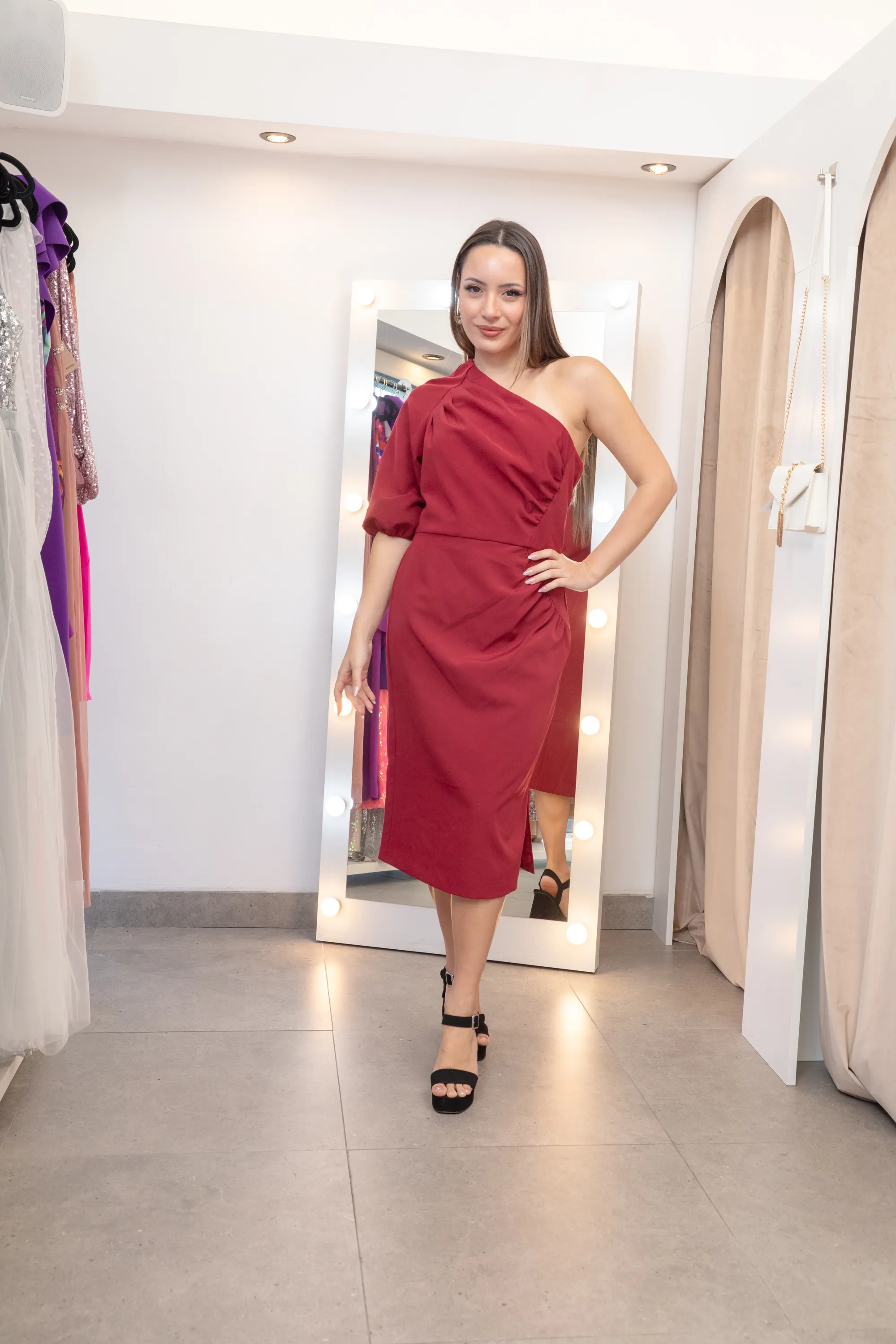 VESTIDO MIDI UN HOMBRO CON MANGA BORDEAUX