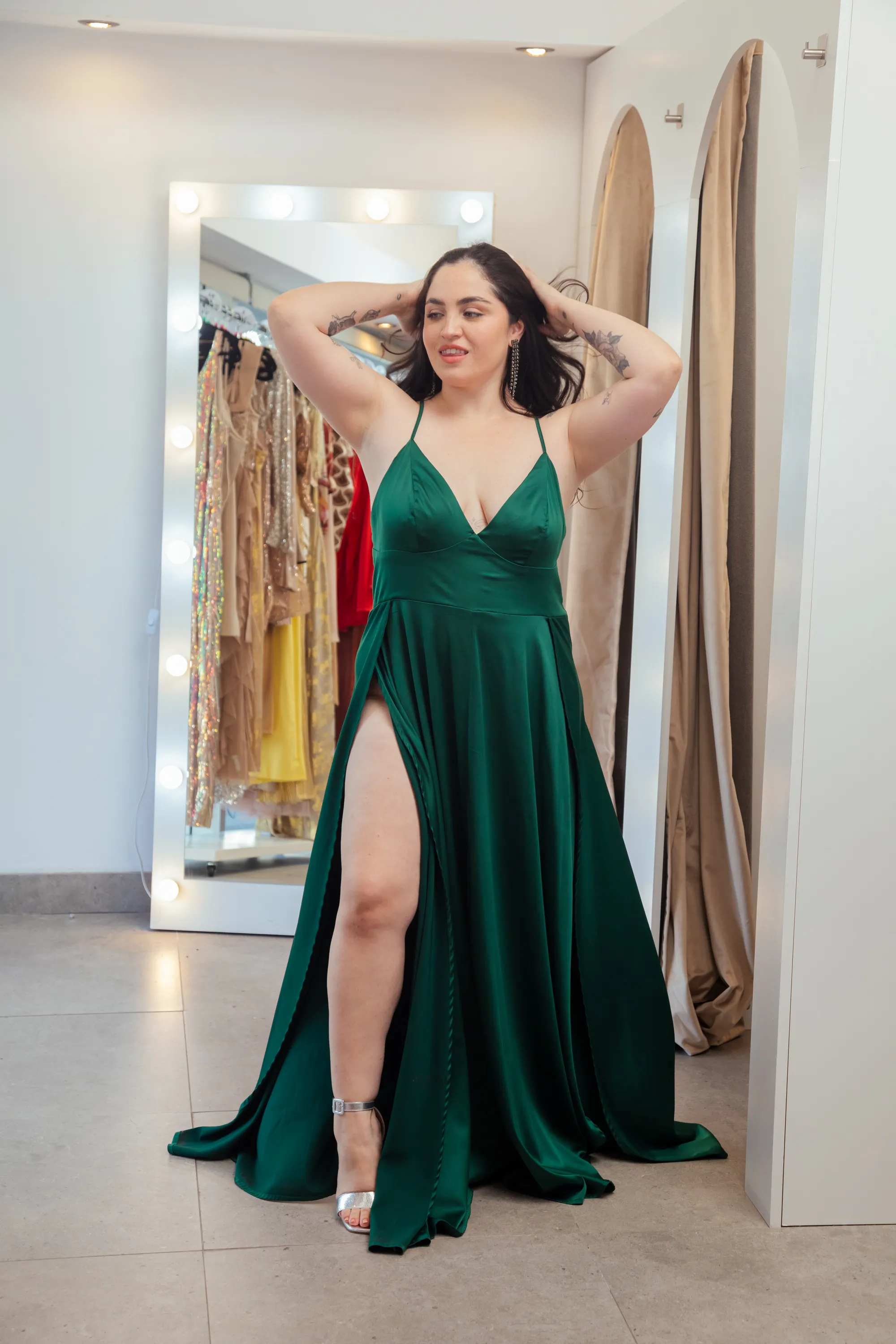 VESTIDO VERDE LARGO CON TAJO LISO