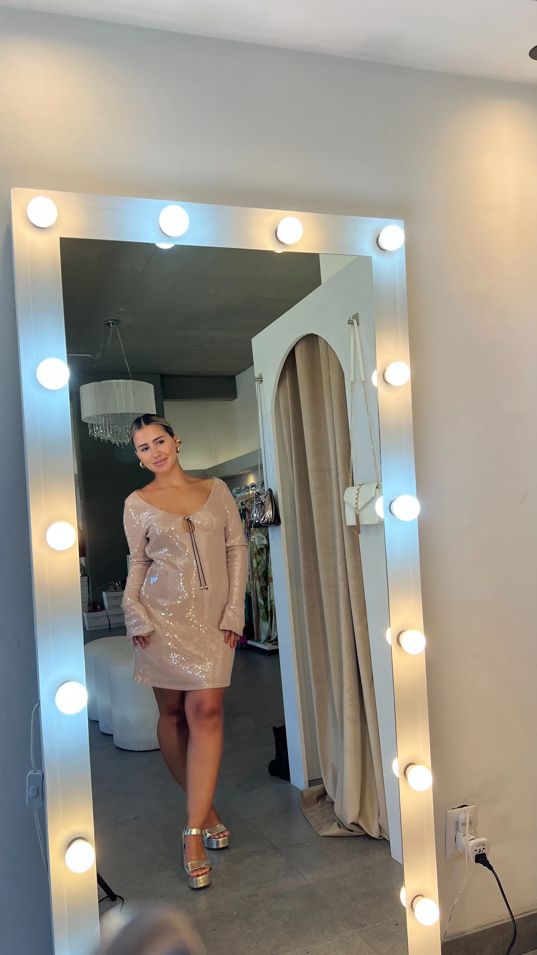 VESTIDO CORTO MANGA LARGA CON CUERDAS NEGRAS EN ESCOTE