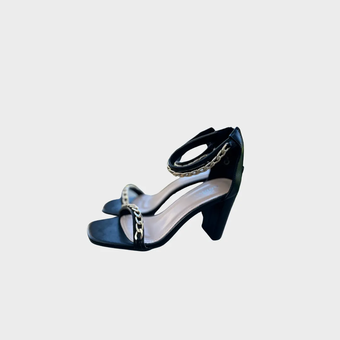 SANDALIAS NEGRAS CON CADENAS DORADAS