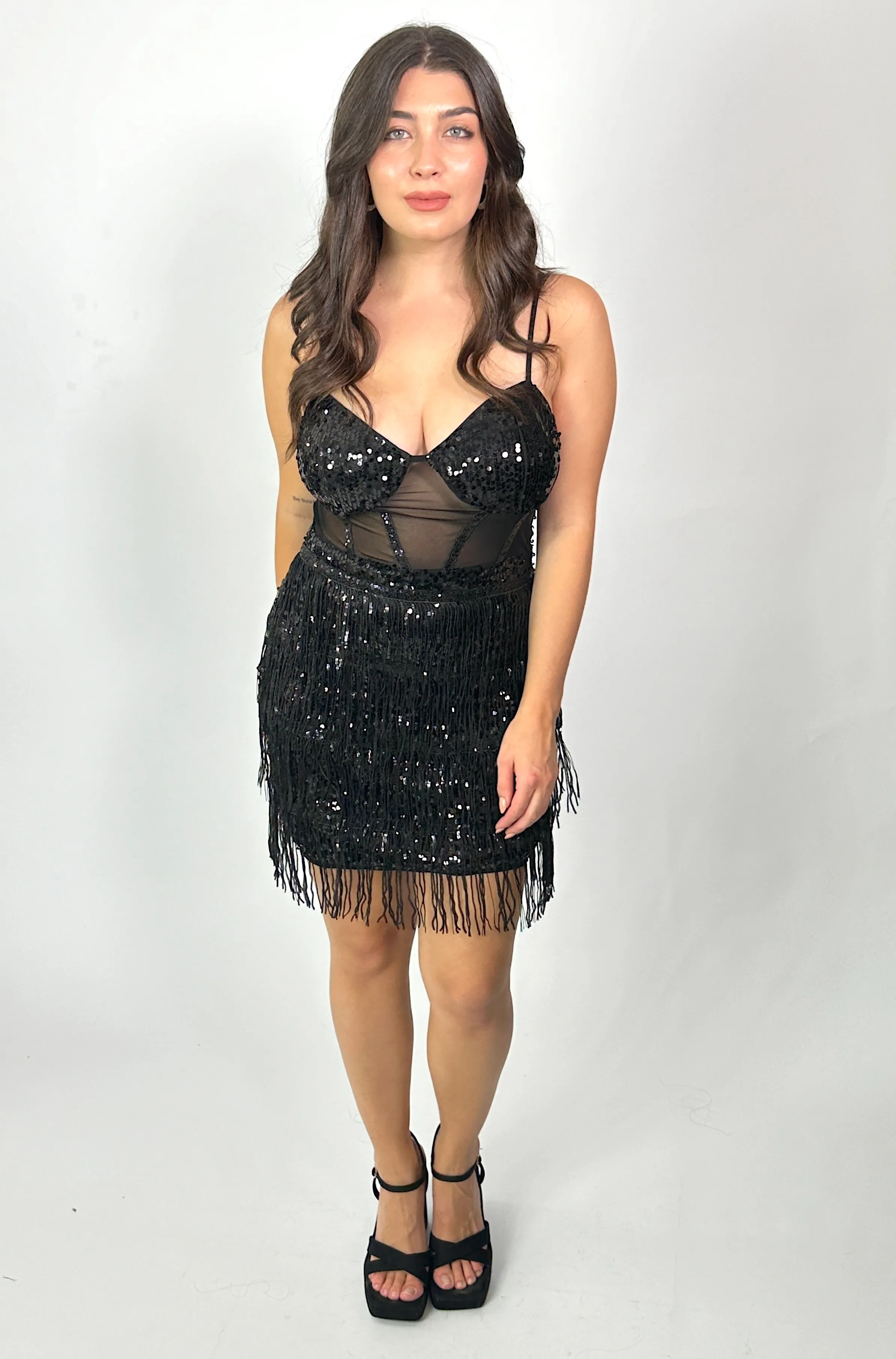 VESTIDO CORTO NEGRO CON BRILLOS Y FLECOS TALLE M