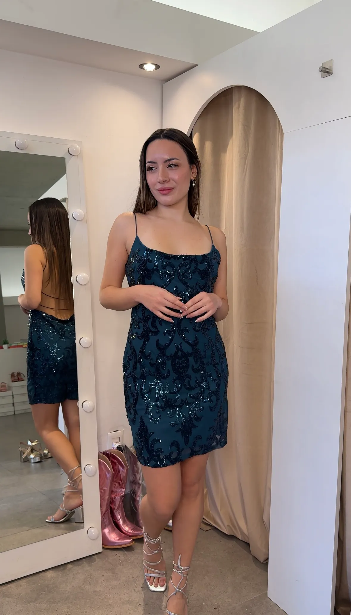 VESTIDO CORTO COLOR PETROLEO CON LENTEJUELAS ESPALDA DESCUBIERTA