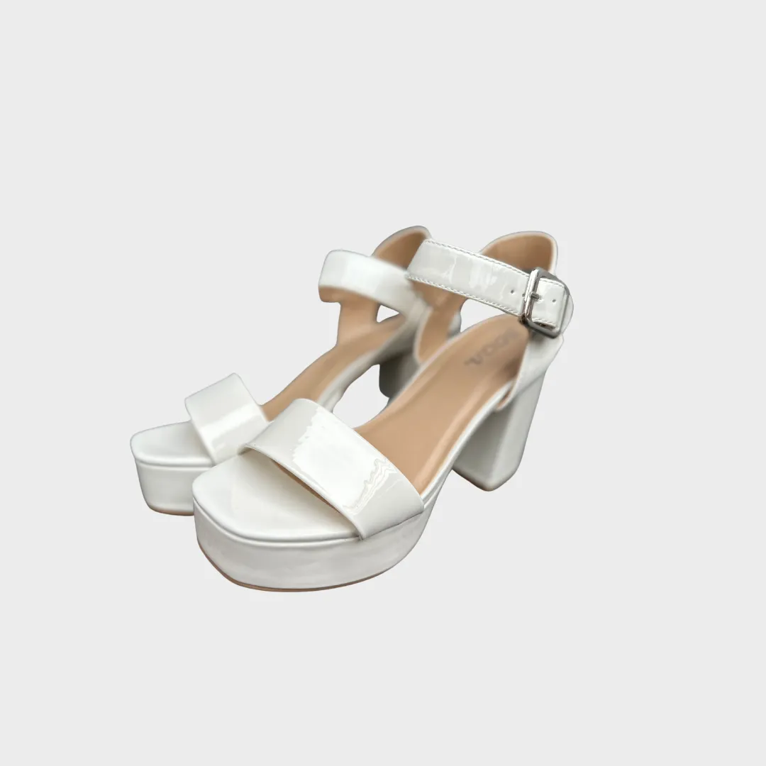 SANDALIAS BLANCAS CHAROL SODA