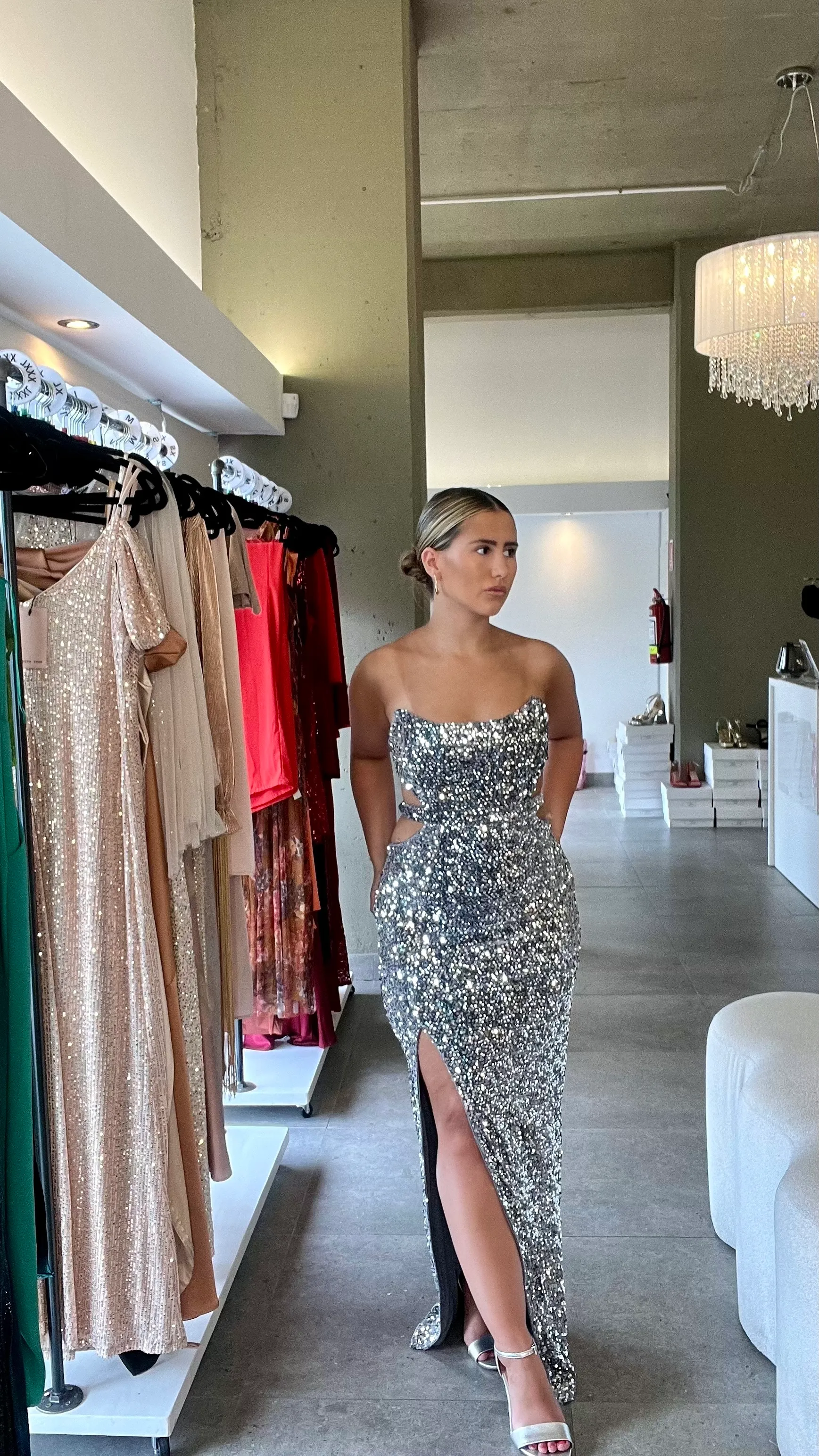 VESTIDO PLATA STRAPLESS LENTEJUELAS CON TAJO