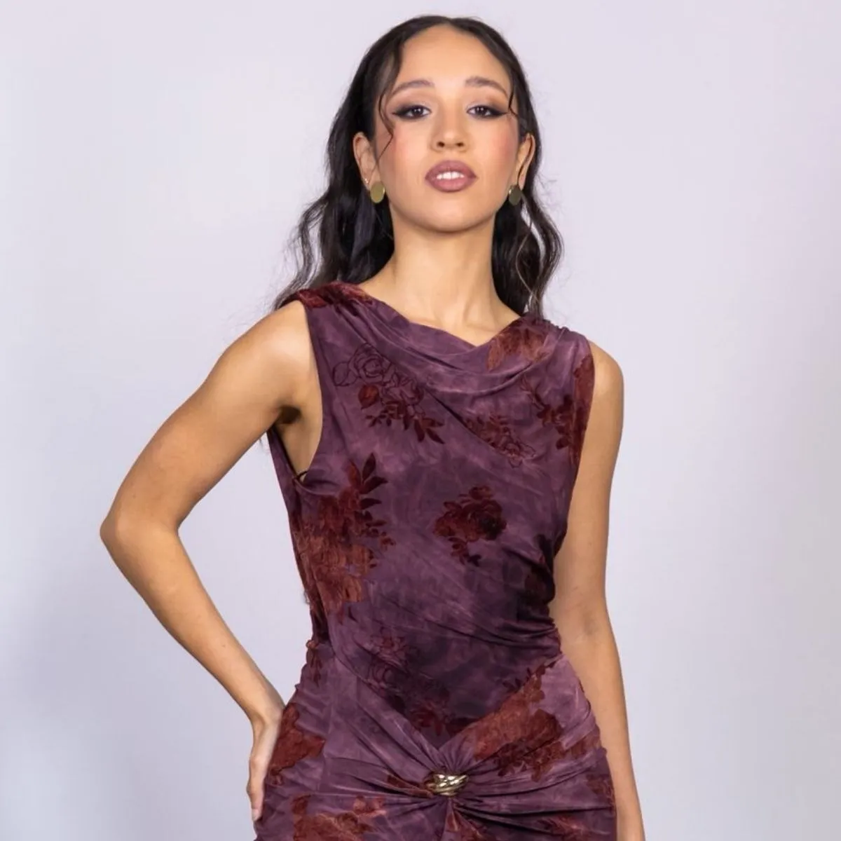 VESTIDO MIDI TEXTURA FLORAL BURNOUT CON DETALLE DORADO TALLE L