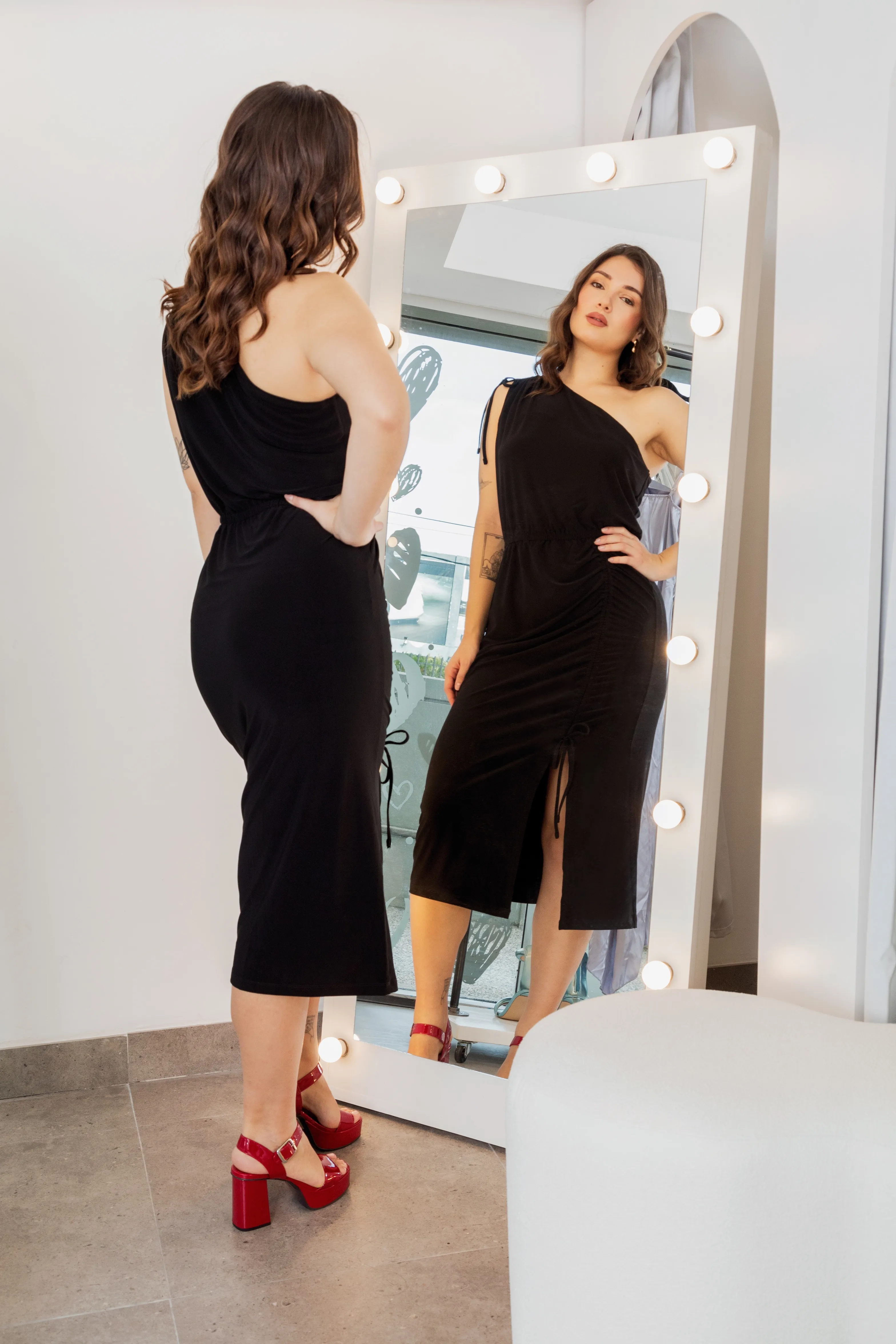 VESTIDO LARGO NEGRO CON FRUNCE TAJO UN HOMBRO