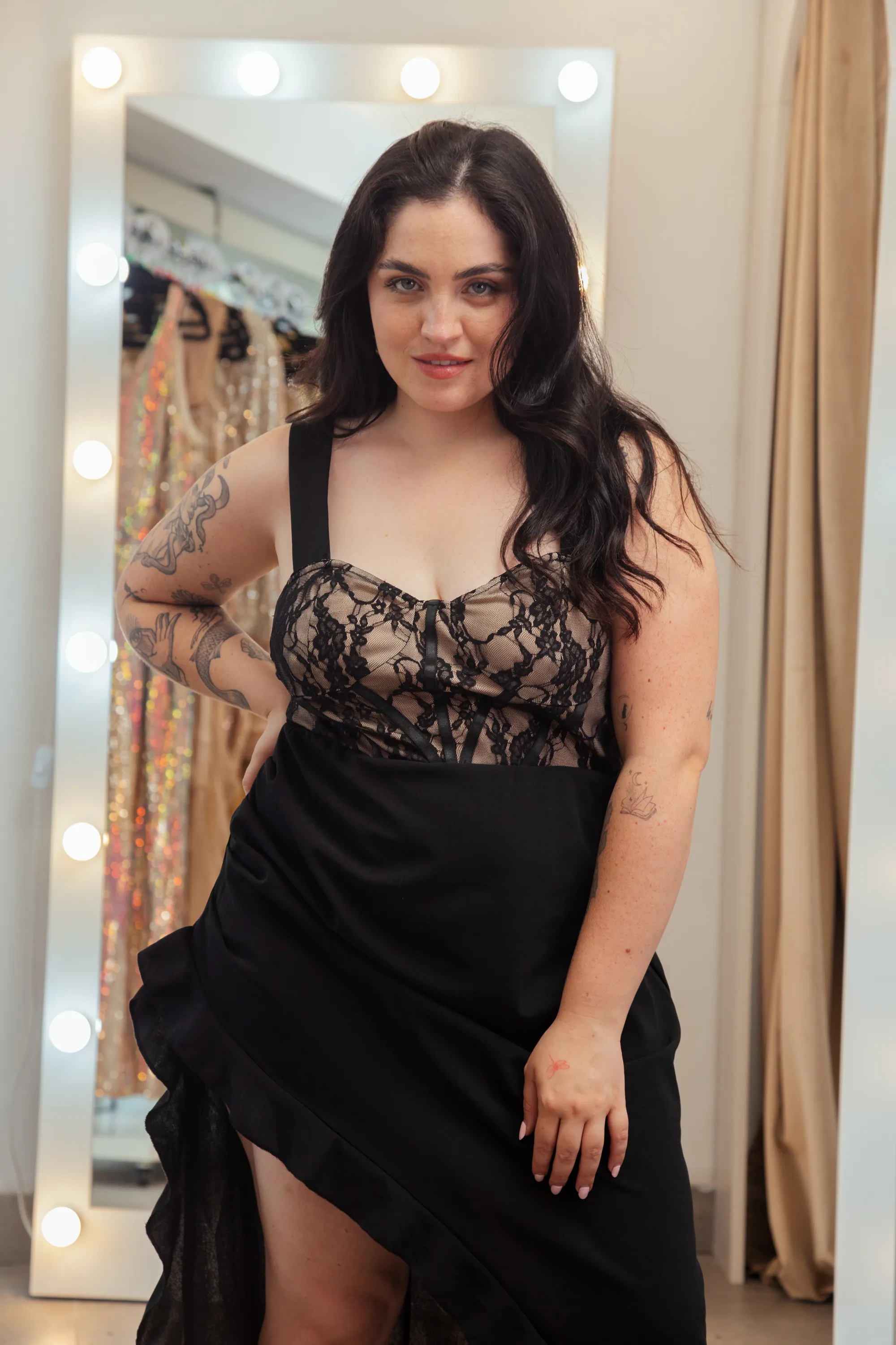 VESTIDO LARGO NEGRO TAJO DIAGONAL ESCOTE ENCAJE