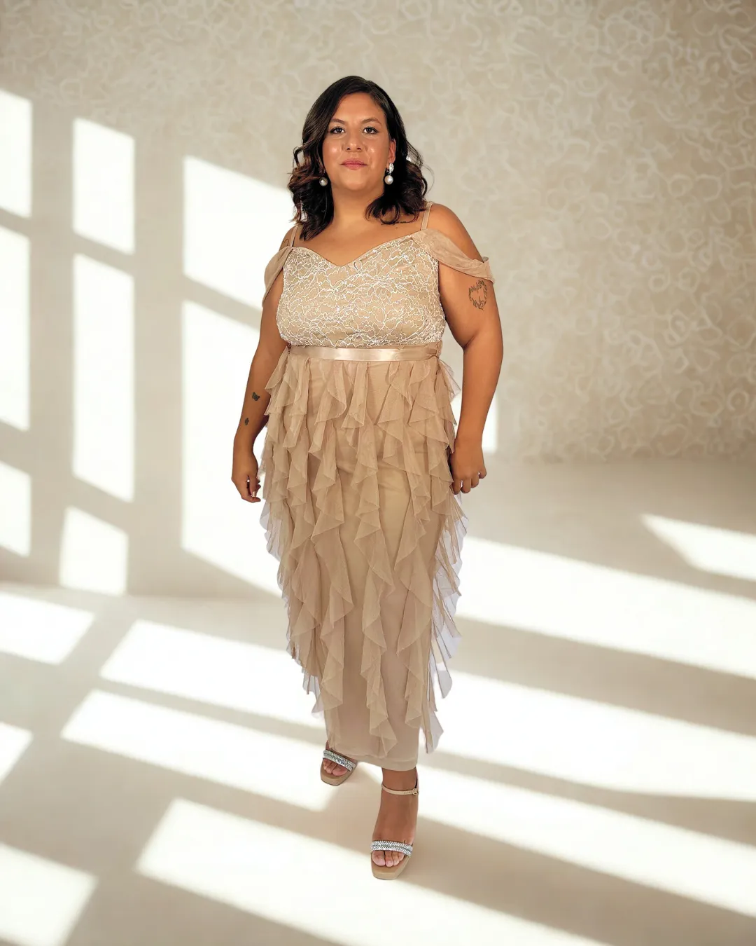 VESTIDO CON DETALLE EN MANGAS PECHO DE ENCAJE LAZO Y FALDA DE VOLADOS TALLE XL