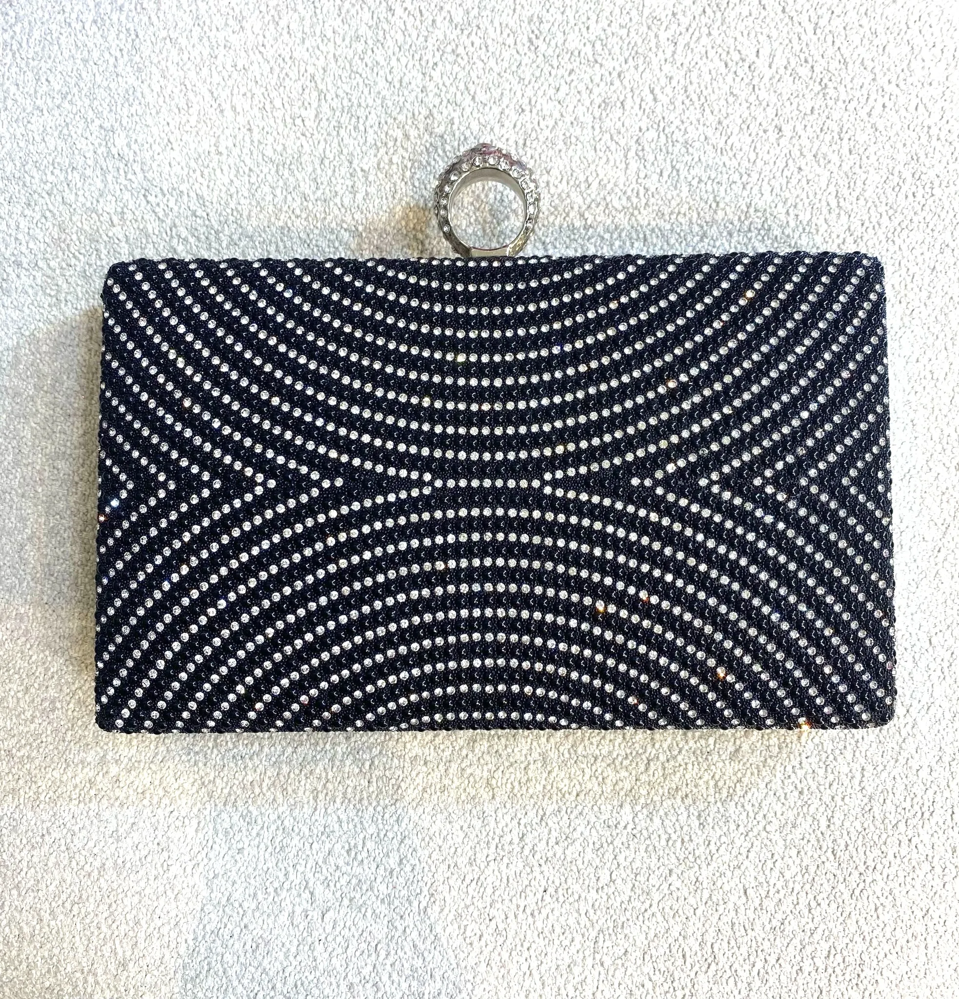 CLUTCH NEGRO CON BRILLOS Y AGARRADERA DEDO