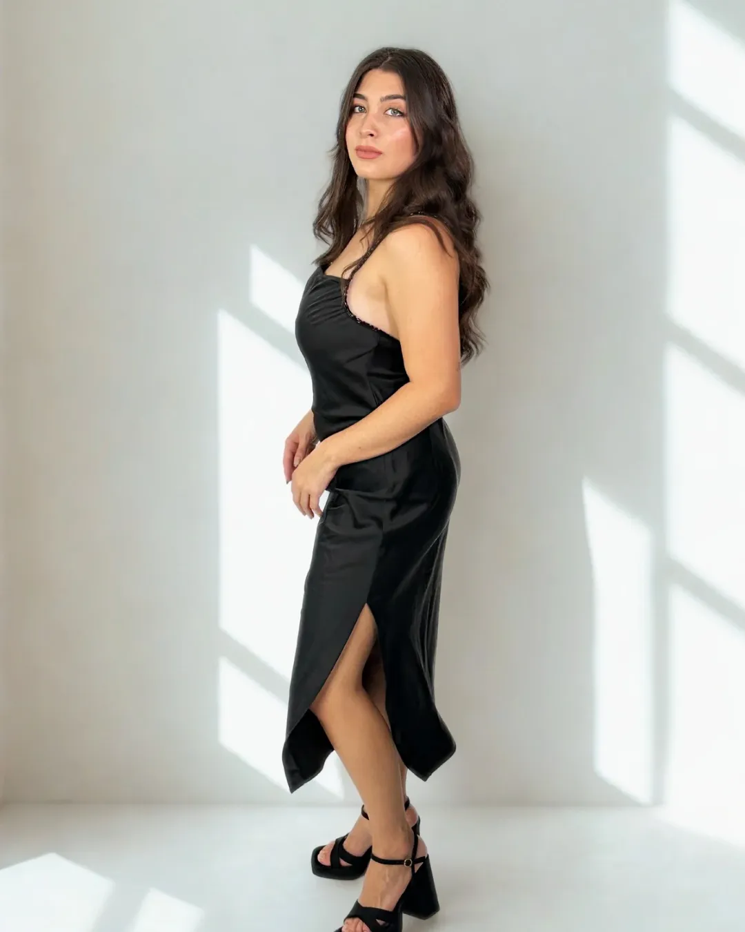 LARGO NEGRO CON TAJO Y BRETEL DE CANUTILLOS NEGRO TALLE M