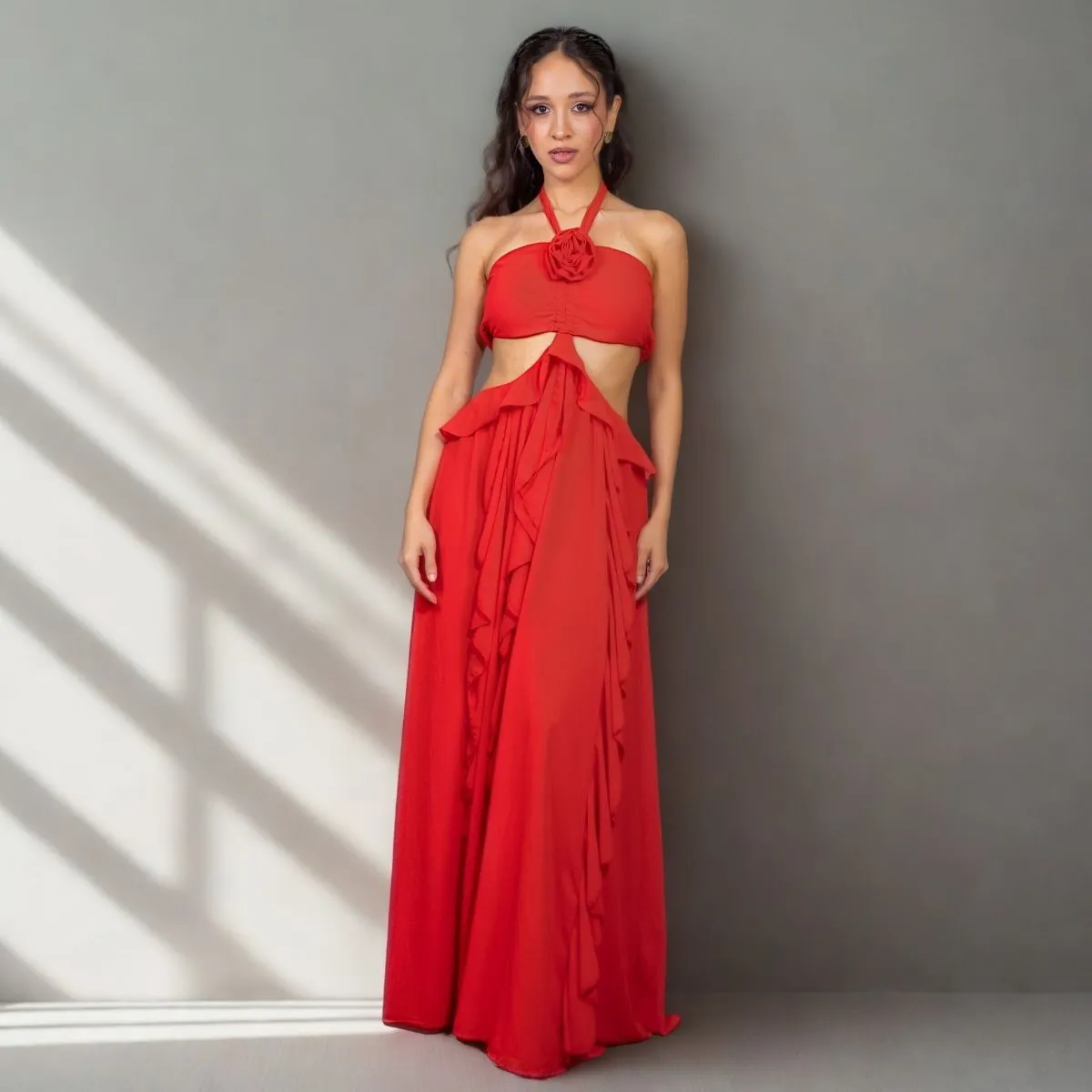 VESTIDO LARGO ROJO CON TOP HALTER CUT OUT LATERALES FALDA CON VOLADOS TALLE S