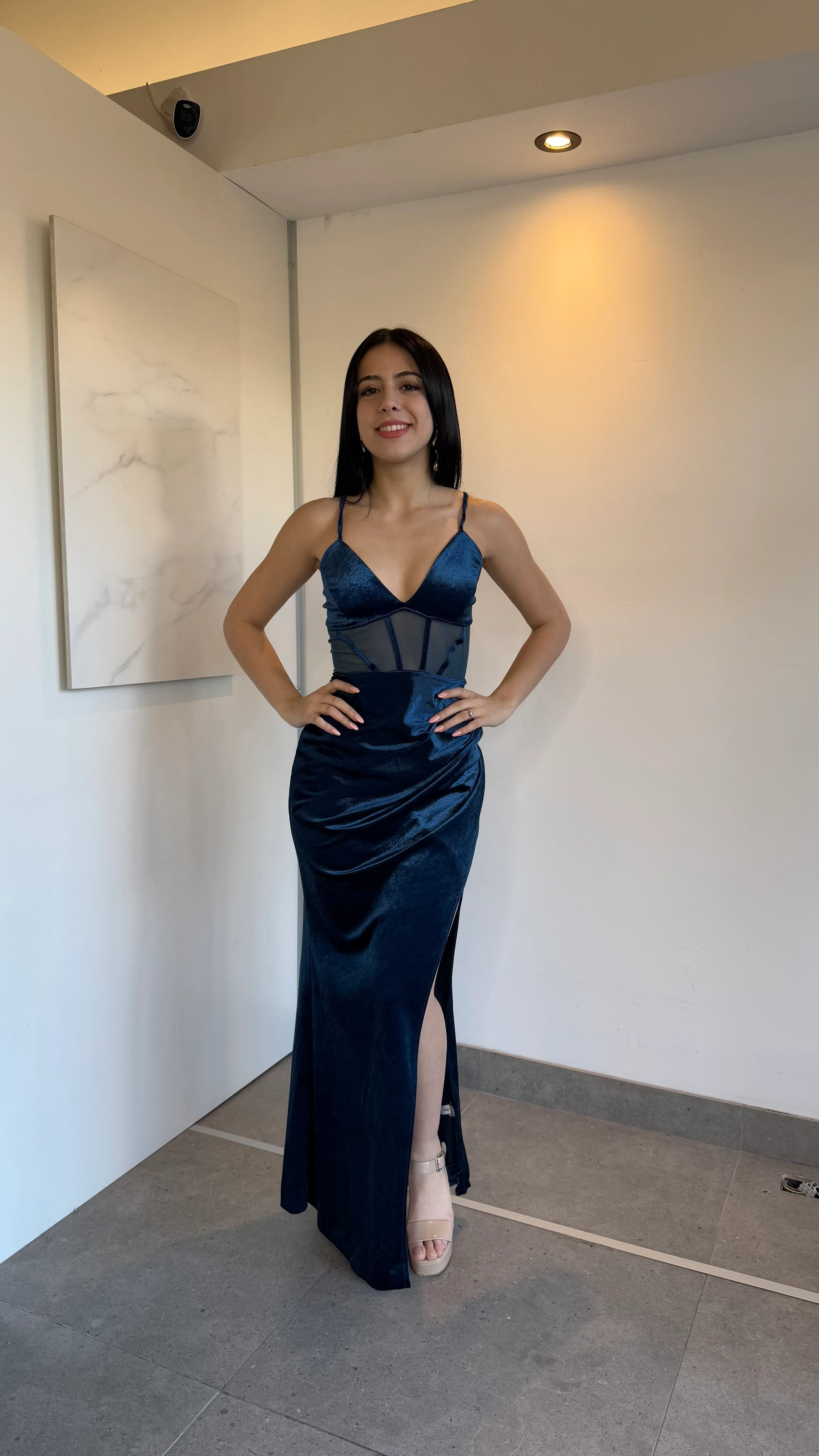 VESTIDO LARGO CON TAJO TERCIOPELO AZUL DETALLE EN CORSET TALLE M