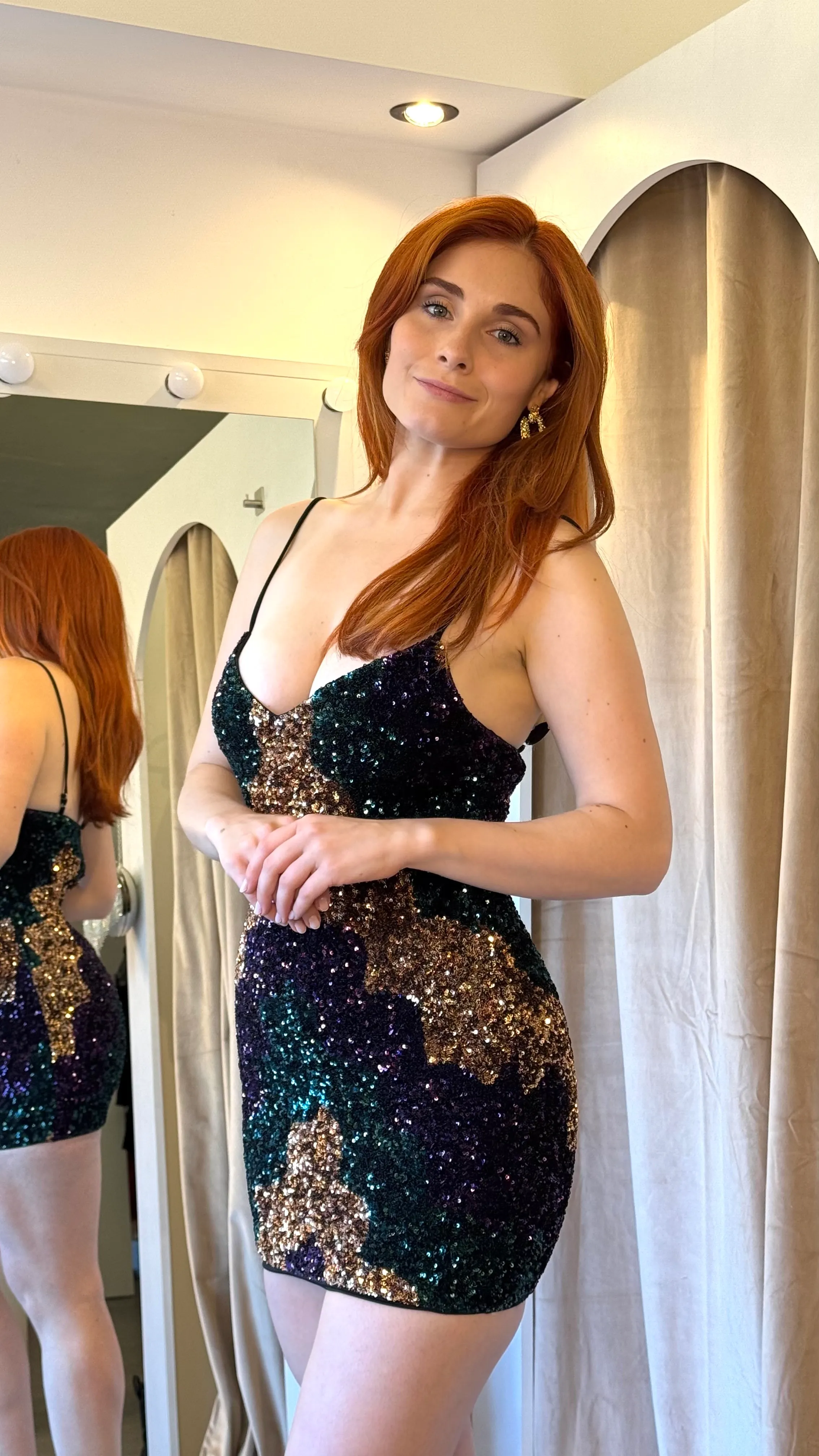 VESTIDO CORTO CON LENTEJUELAS DORADAS VERDE Y VIOLETA TALLE S