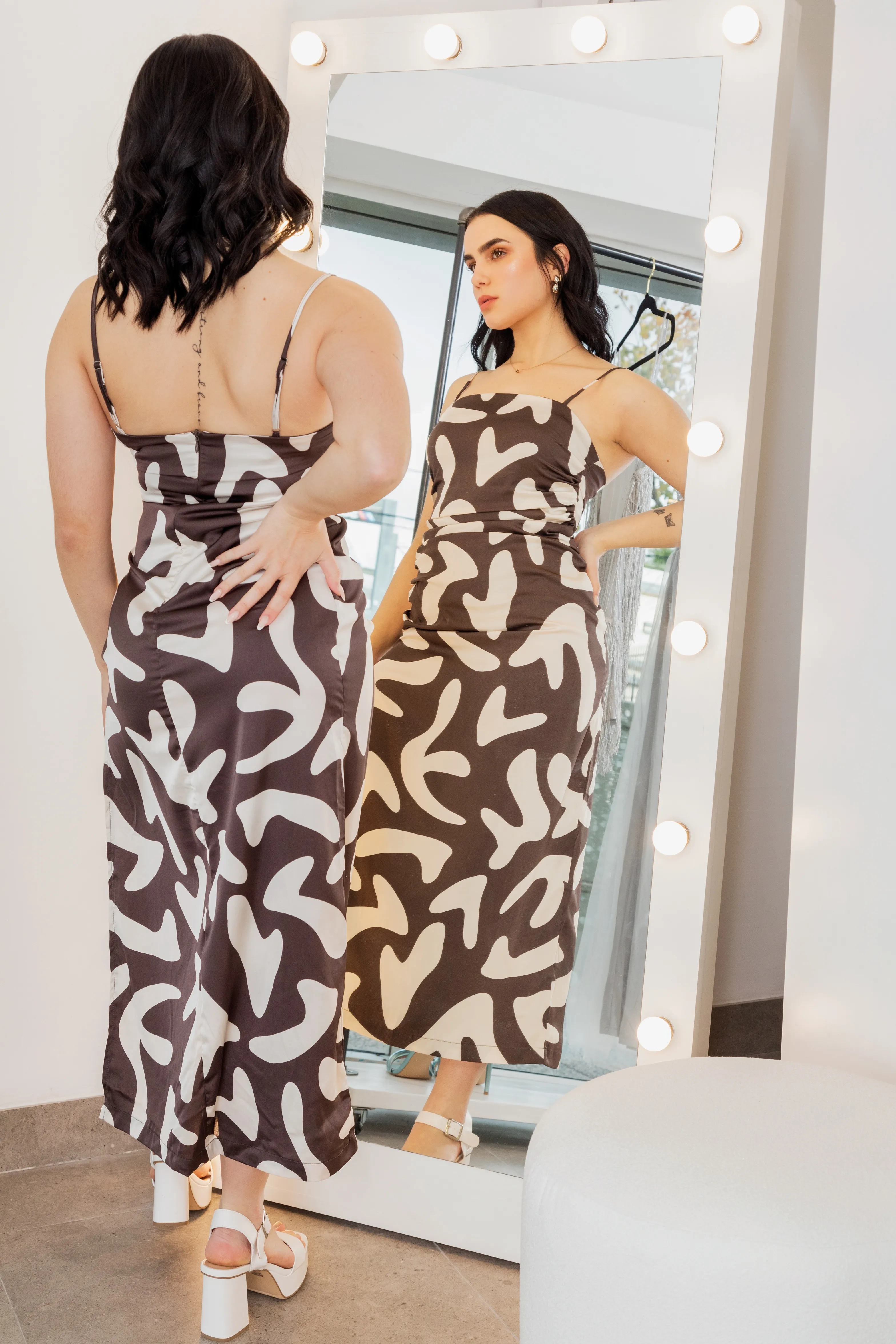 VESTIDO ESTAMPADO GRIS OSCURO Y BLANCO LARGO CON TAJO