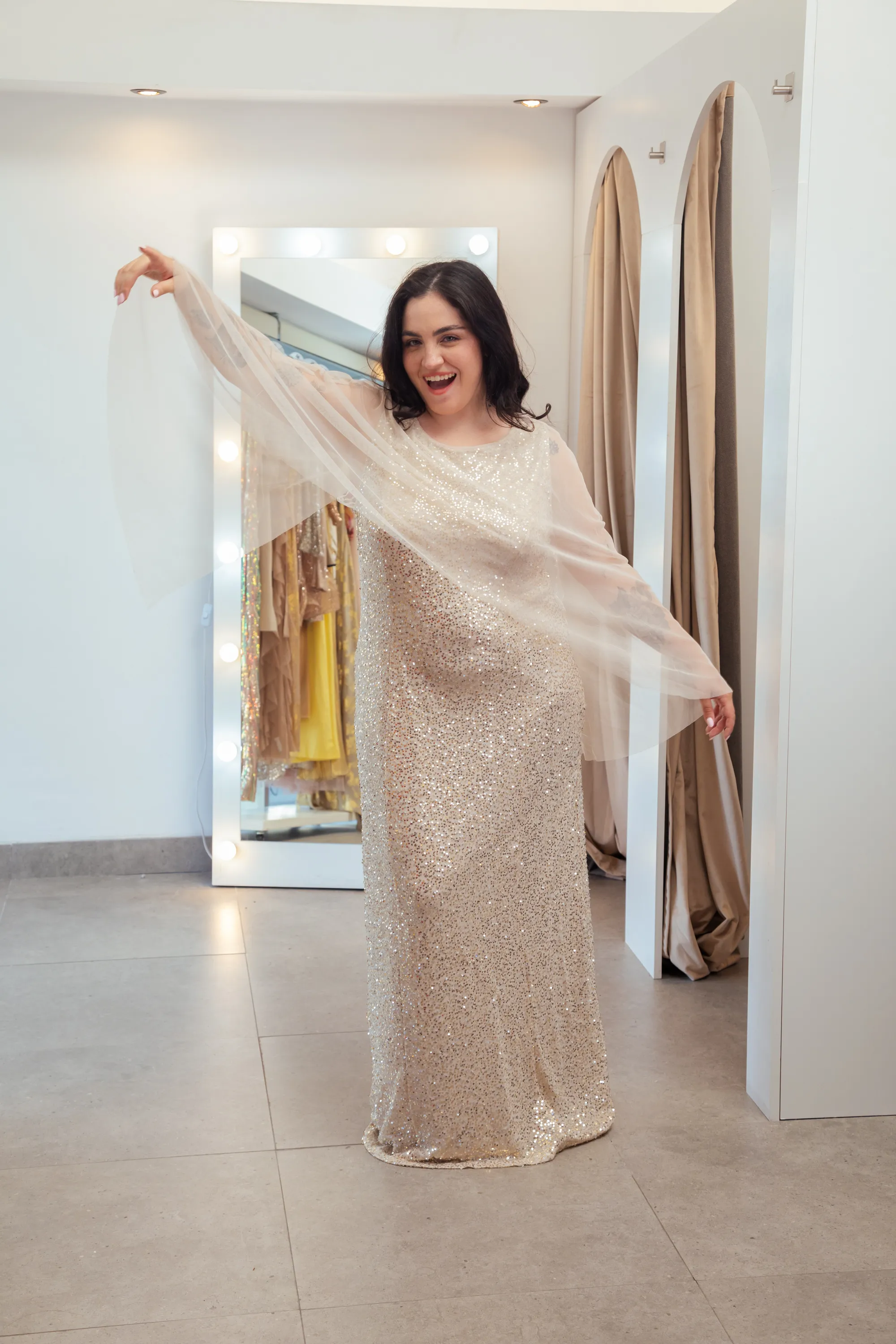 VESTIDO LARGO CON CAPA DE TUL