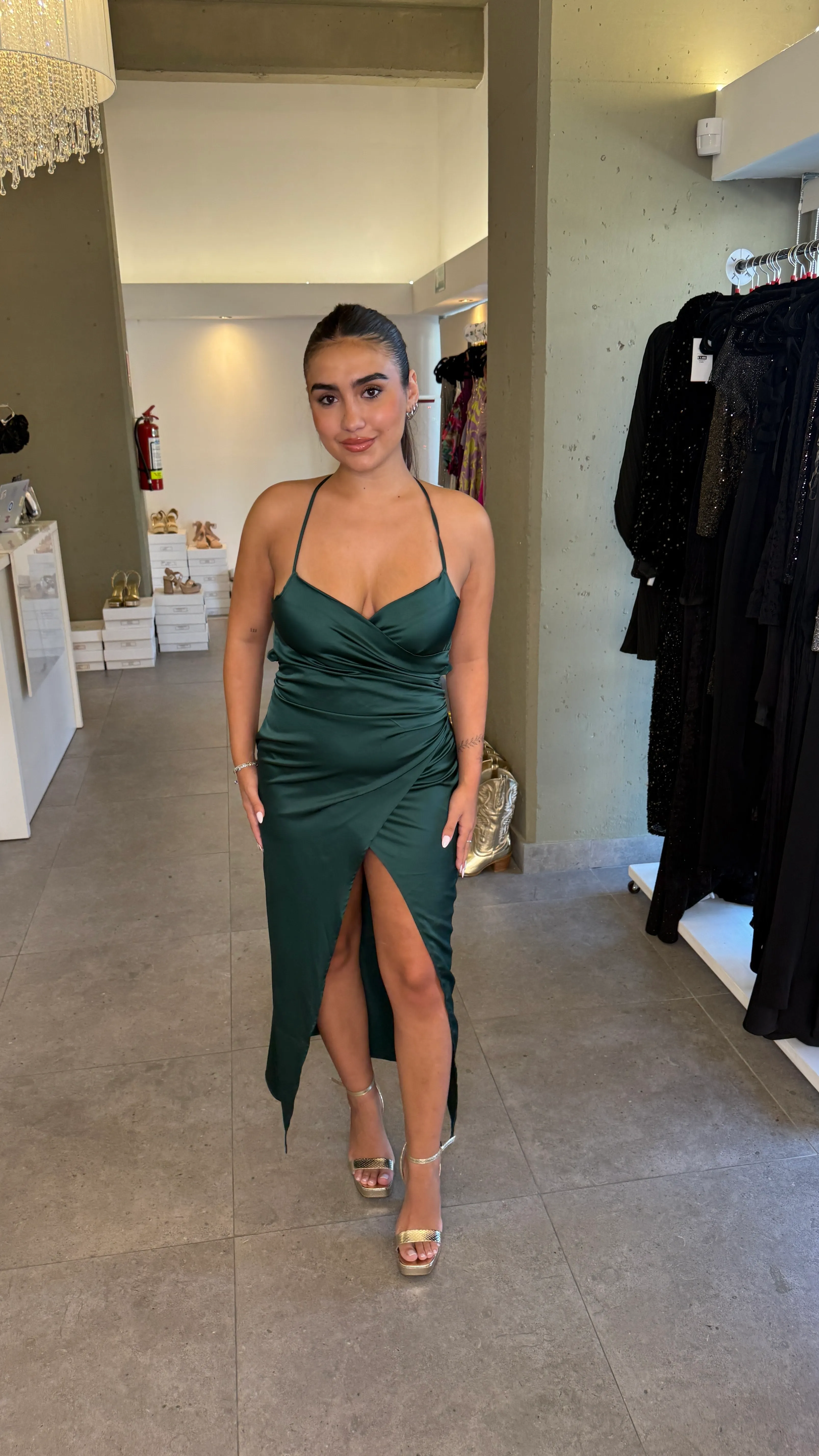 VESTIDO VERDE SEDA CON TAJO ESPALDA ABIERTA