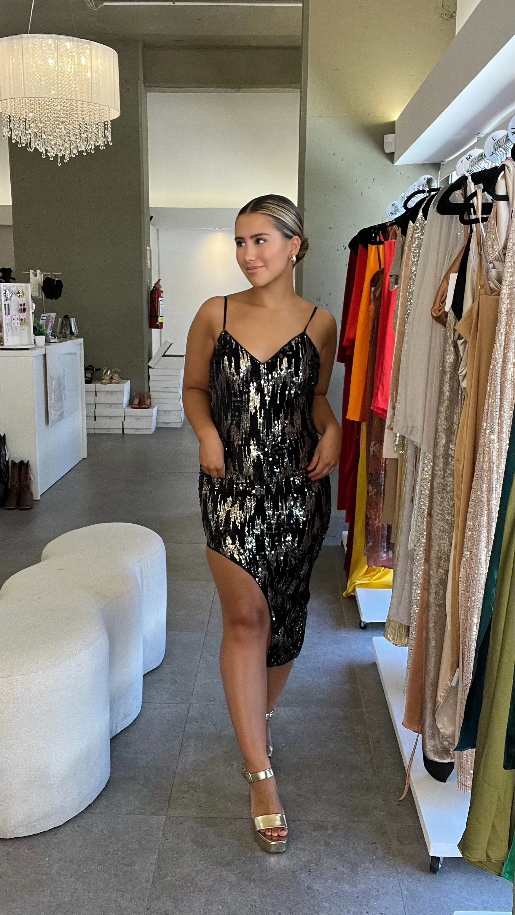 VESTIDO MIDI NEGRO CON BRILLOS TAJO MEDIA PIERNA