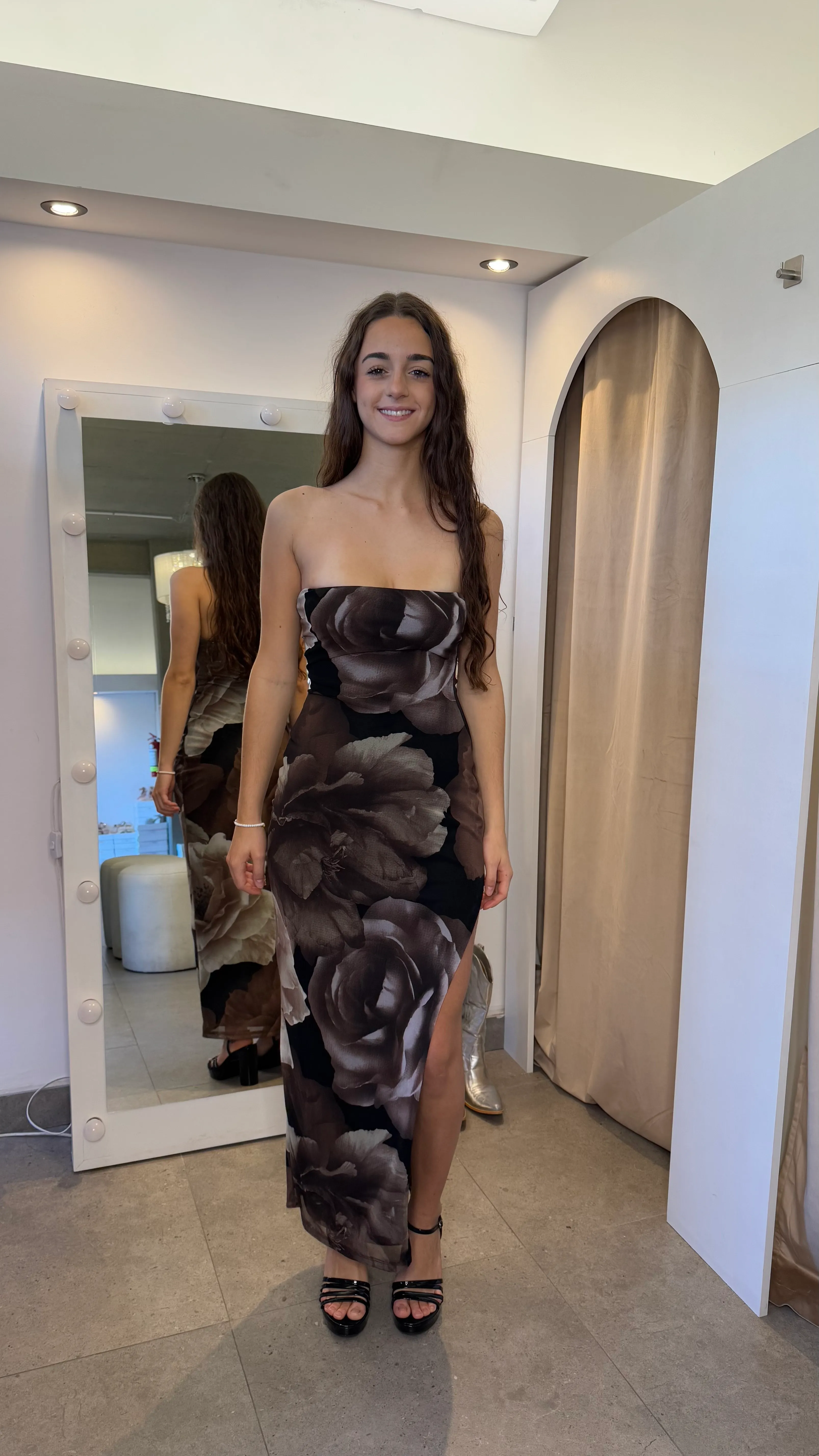 VESTIDO LARGO CON TAJO STRAPLESS MICROTULL NEGRO CON FLORES MARRONES 