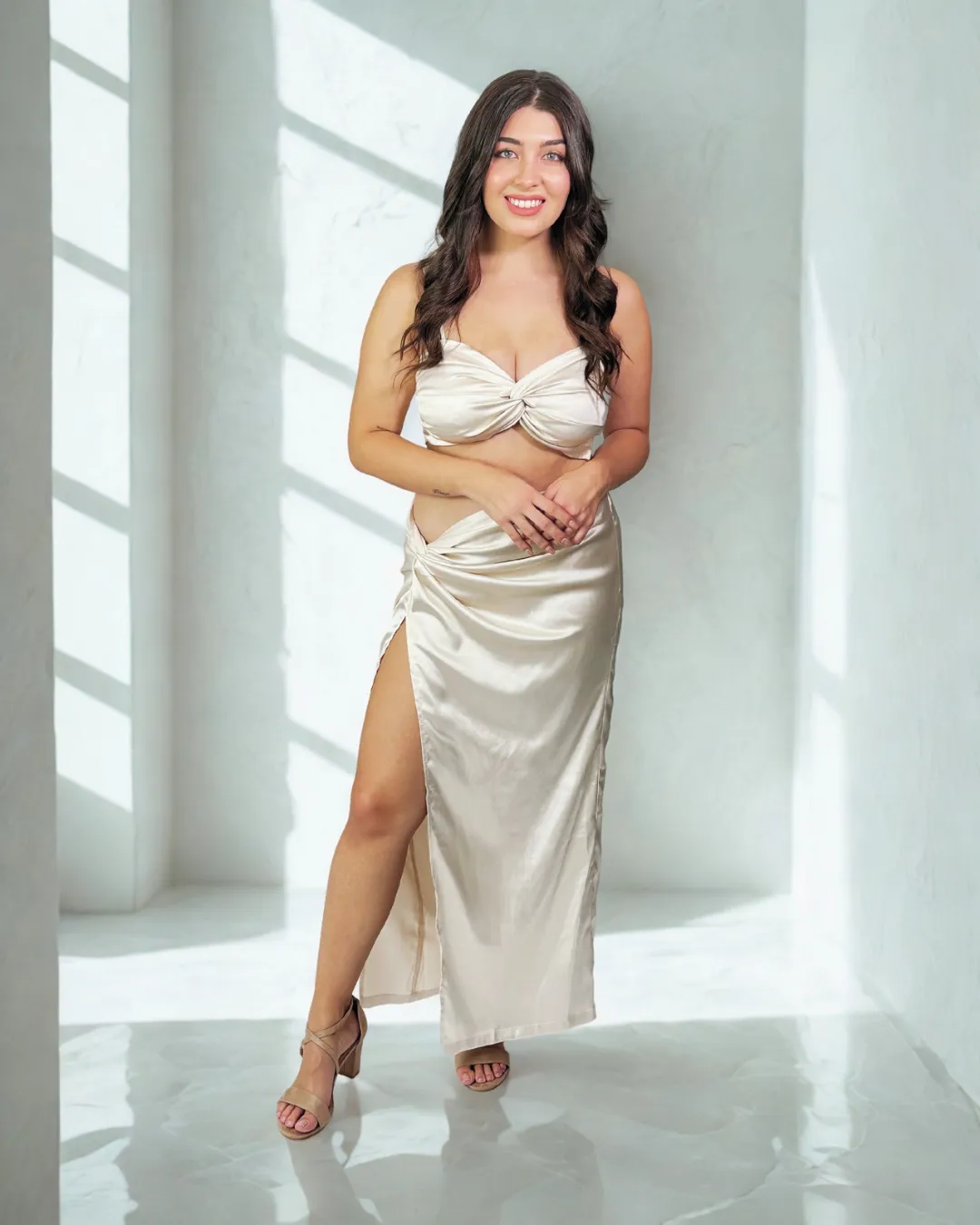 CONJUNTO TOP Y POLLERA DORADO CON TAJO TALLE M