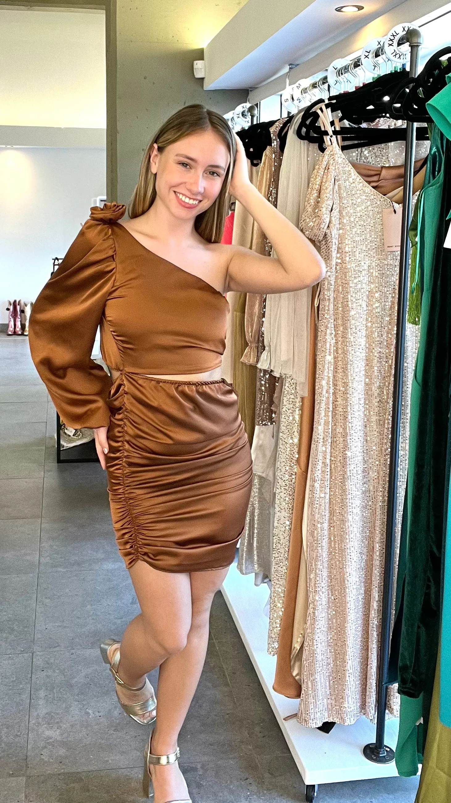 VESTIDO CORTO MARRON ASIMETRICO CON ROSAS A LOS LADOS TALLE XS